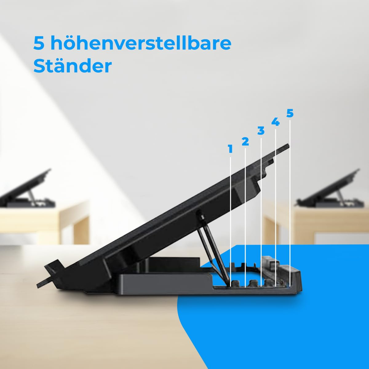 Schwarzer Laptopständer mit fünf einstellbaren Höhen. Der Ständer steht auf einer Holzoberfläche.