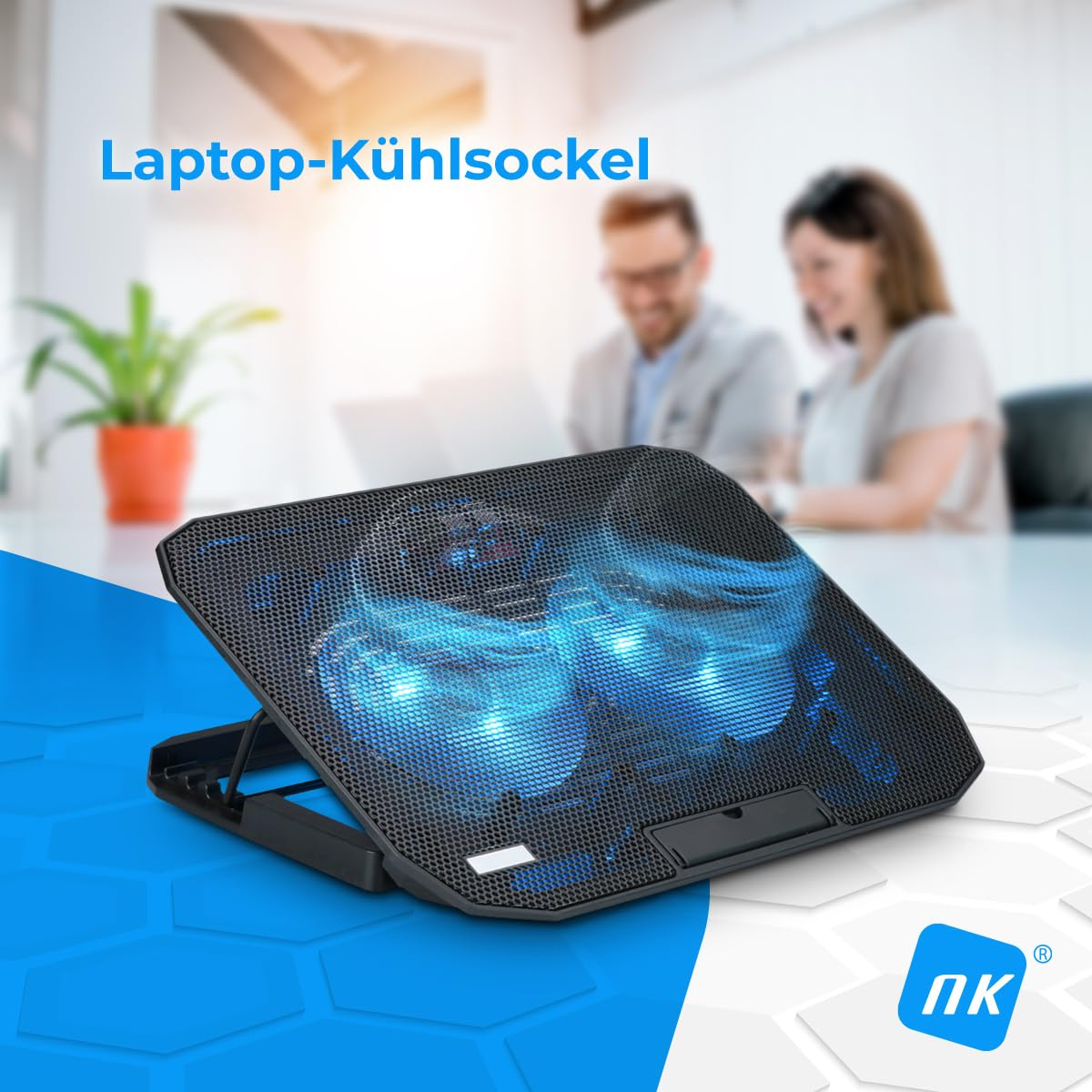 Ein schwarzer Laptop-Kühler mit blauen Lichtern liegt auf einer blauen Oberfläche, im Hintergrund sind zwei unscharfe Personen zu sehen.