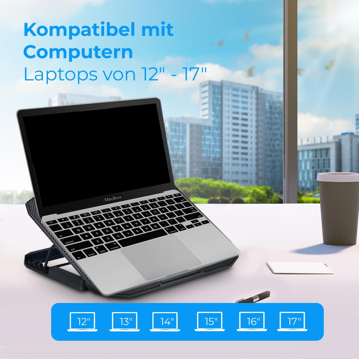 Laptop auf einem Ständer mit Fenster und Kaffeetasse im Hintergrund. Kompatible Größen werden angezeigt.