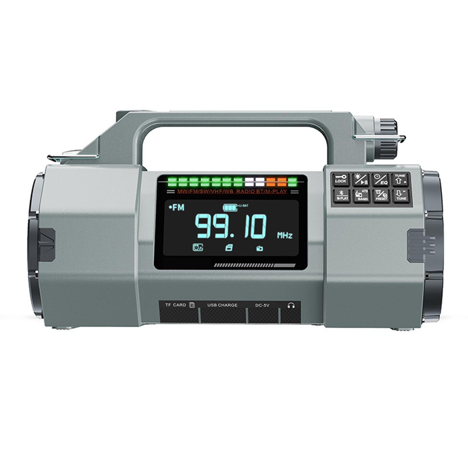 Ein graues tragbares Radio mit einer Anzeige, die 99,10 MHz anzeigt, und Knöpfen. Es hat einen Griff und eine Antenne.
