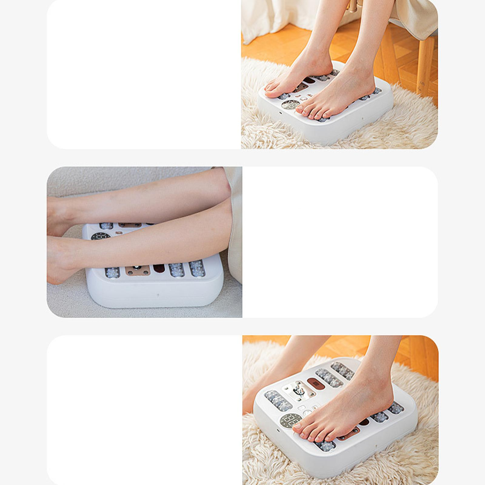Füße auf einem weißen Fußmassagegerät. Das Massagegerät hat mehrere Rollen. Hintergrund: weißer Teppich.