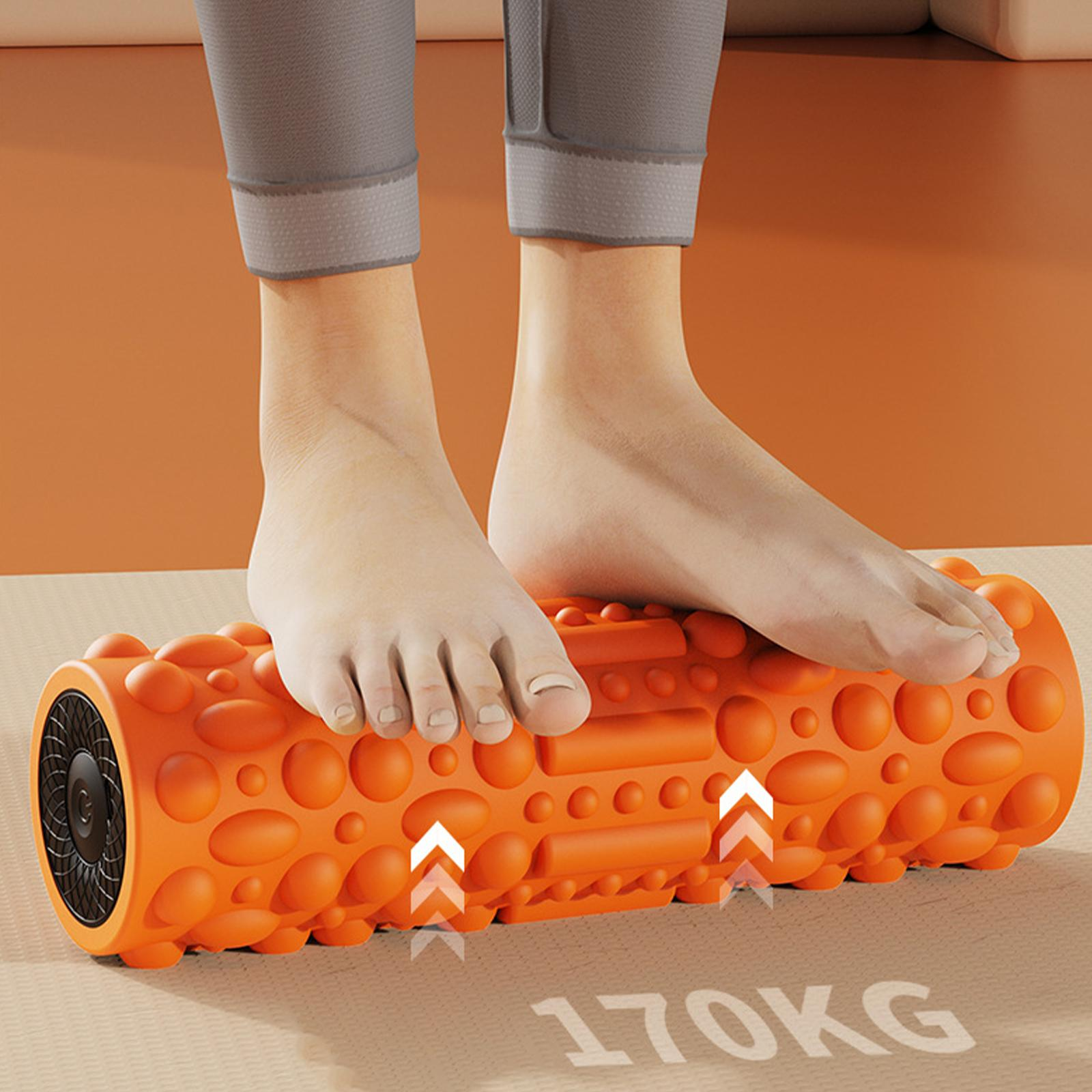 Füße einer Person auf einer orangenen Massagerolle, darunter steht '170KG'.