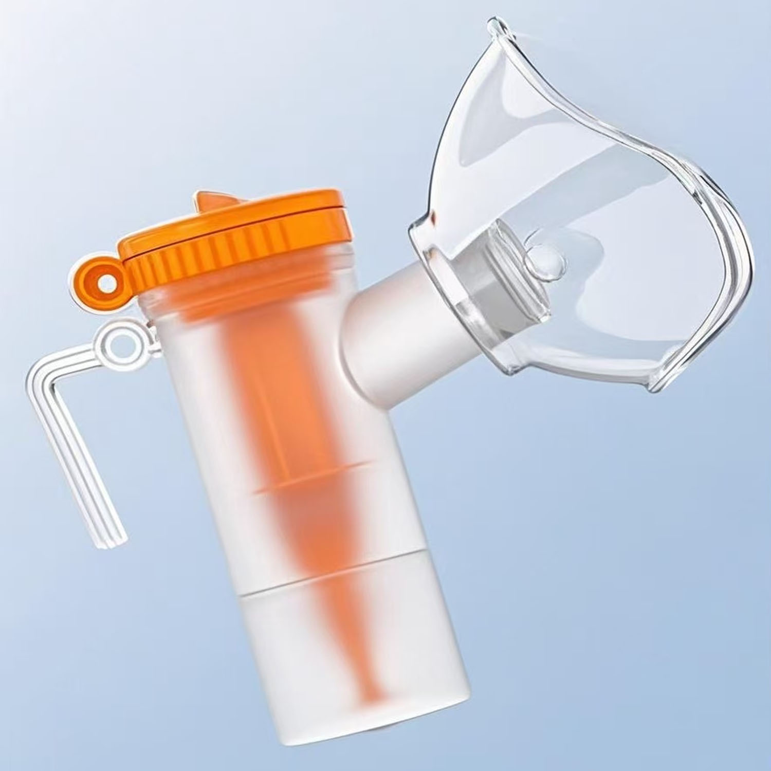 Orange und transparente Verneblerteile; eine Maske, ein Becher, auf hellblauem Hintergrund.