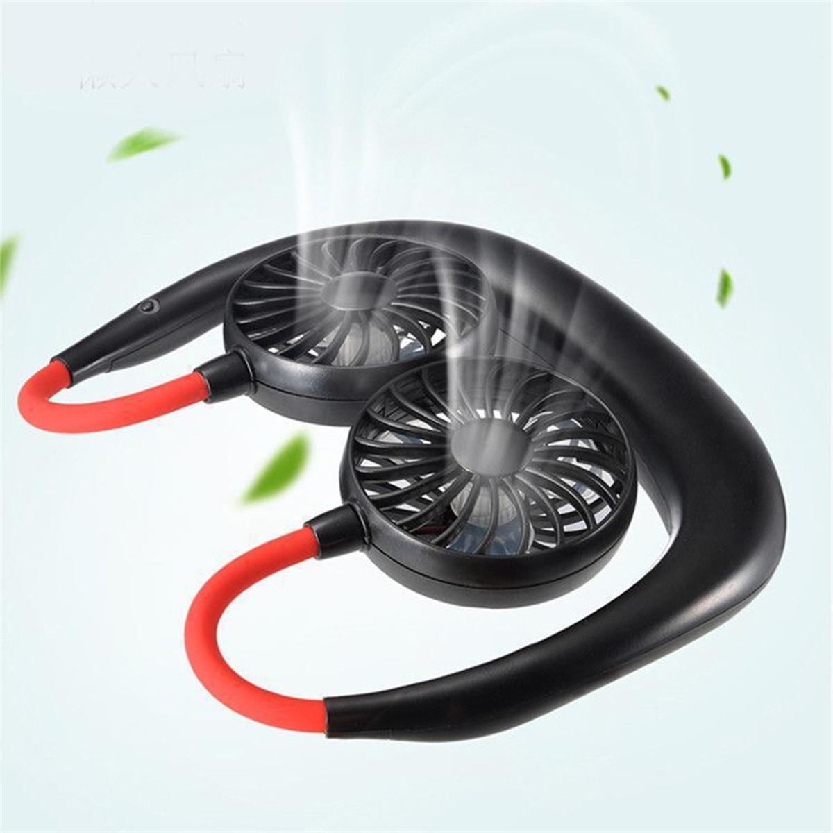 Schwarzer Nackenventilator mit zwei Ventilatoren, roten Akzenten und einem schwarzen Nackenband. Er hat einen hellblauen Hintergrund und bläst Luft.