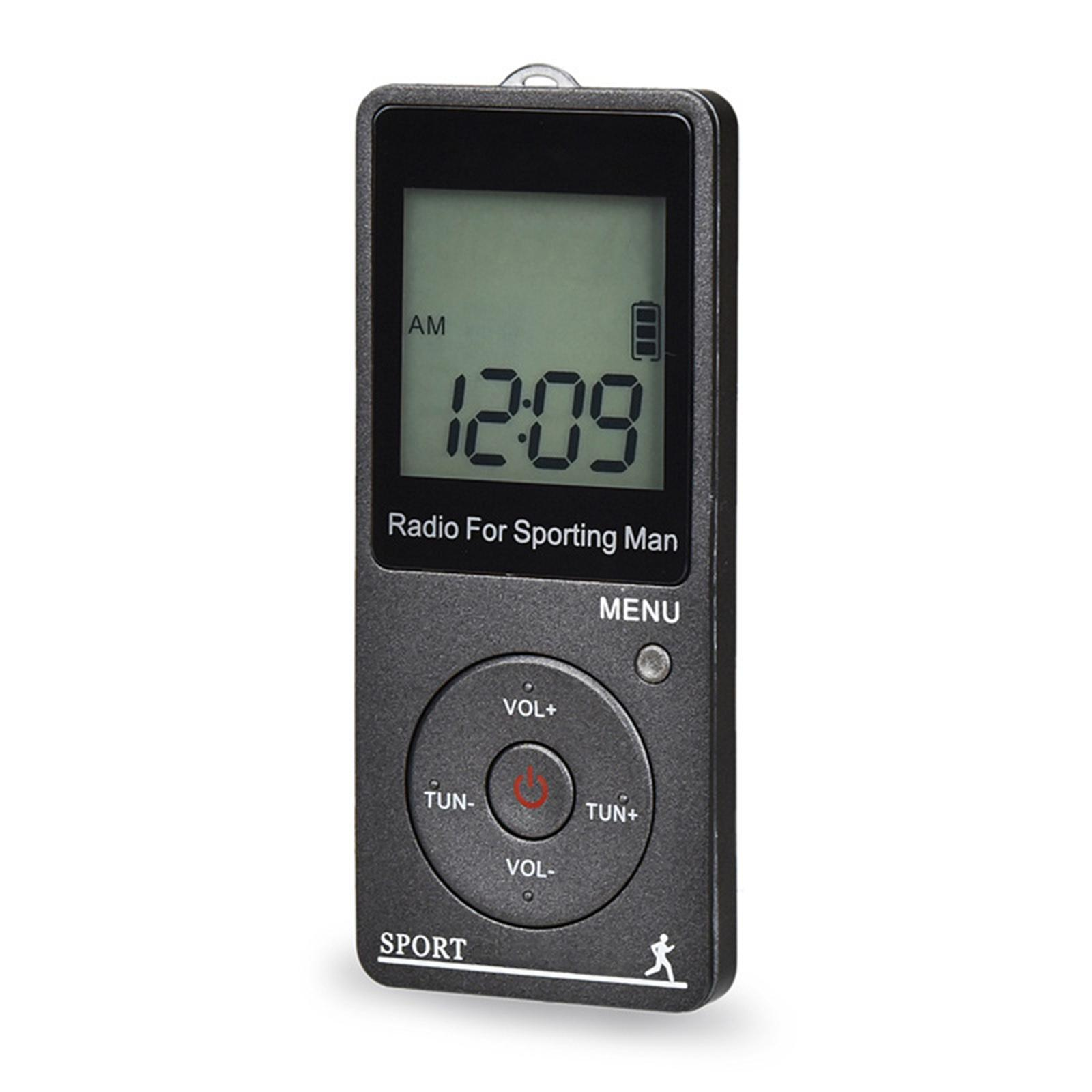 Schwarzes Radio mit LCD-Bildschirm, zeigt die Uhrzeit an. Tasten für Menü, Tuning und Lautstärke. Text: Radio For Sporting Man.