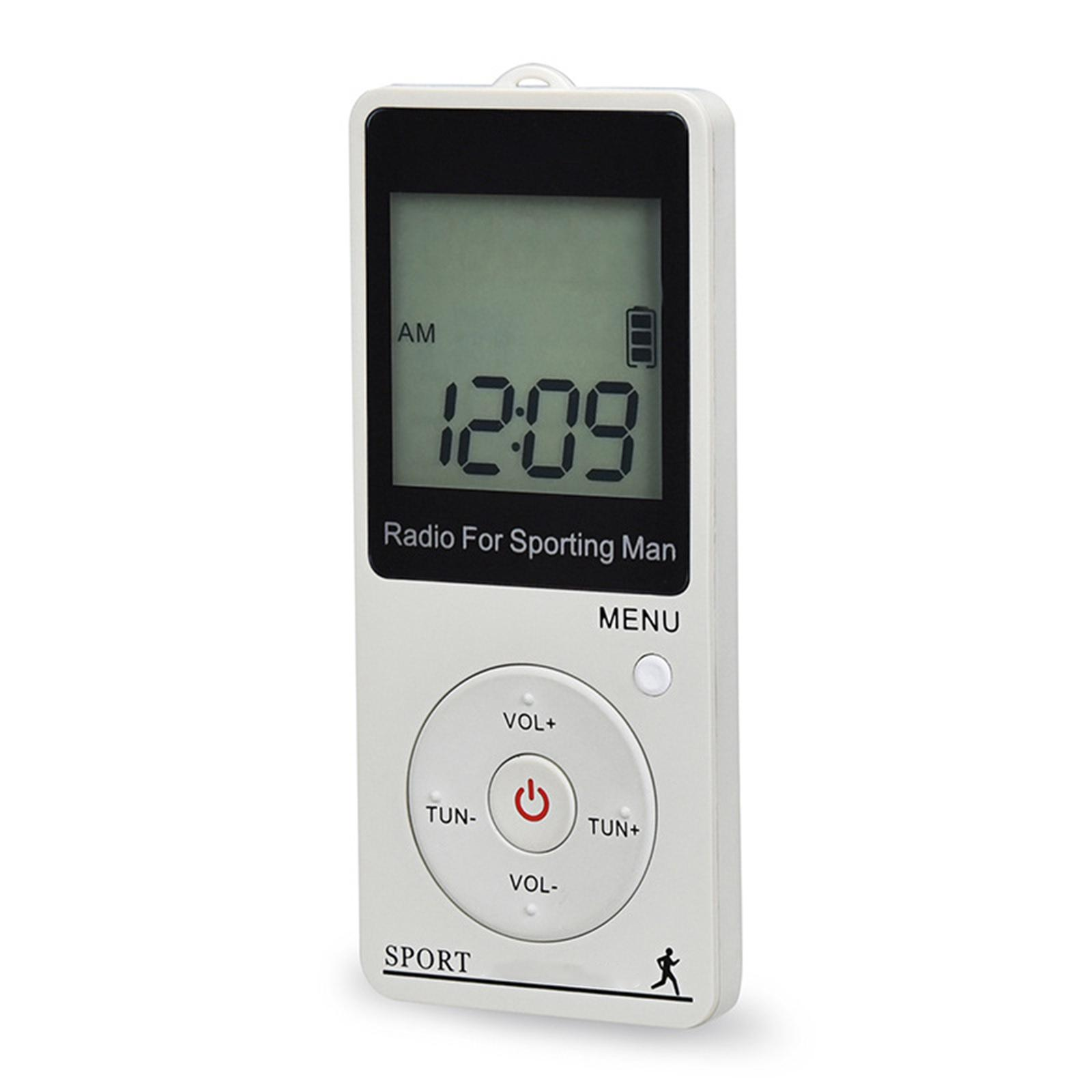 Weißes Radio mit LCD-Bildschirm, zeigt die Uhrzeit an. Tasten für Menü, Tuning und Lautstärke. Text: Radio For Sporting Man.