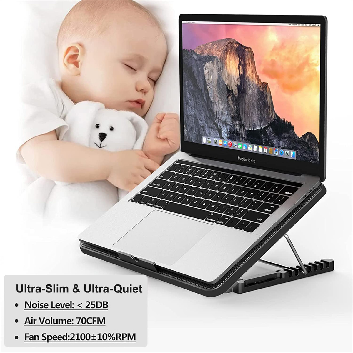 Ein Baby schläft mit einem Teddybär neben einem Laptop auf einem Kühlpad.