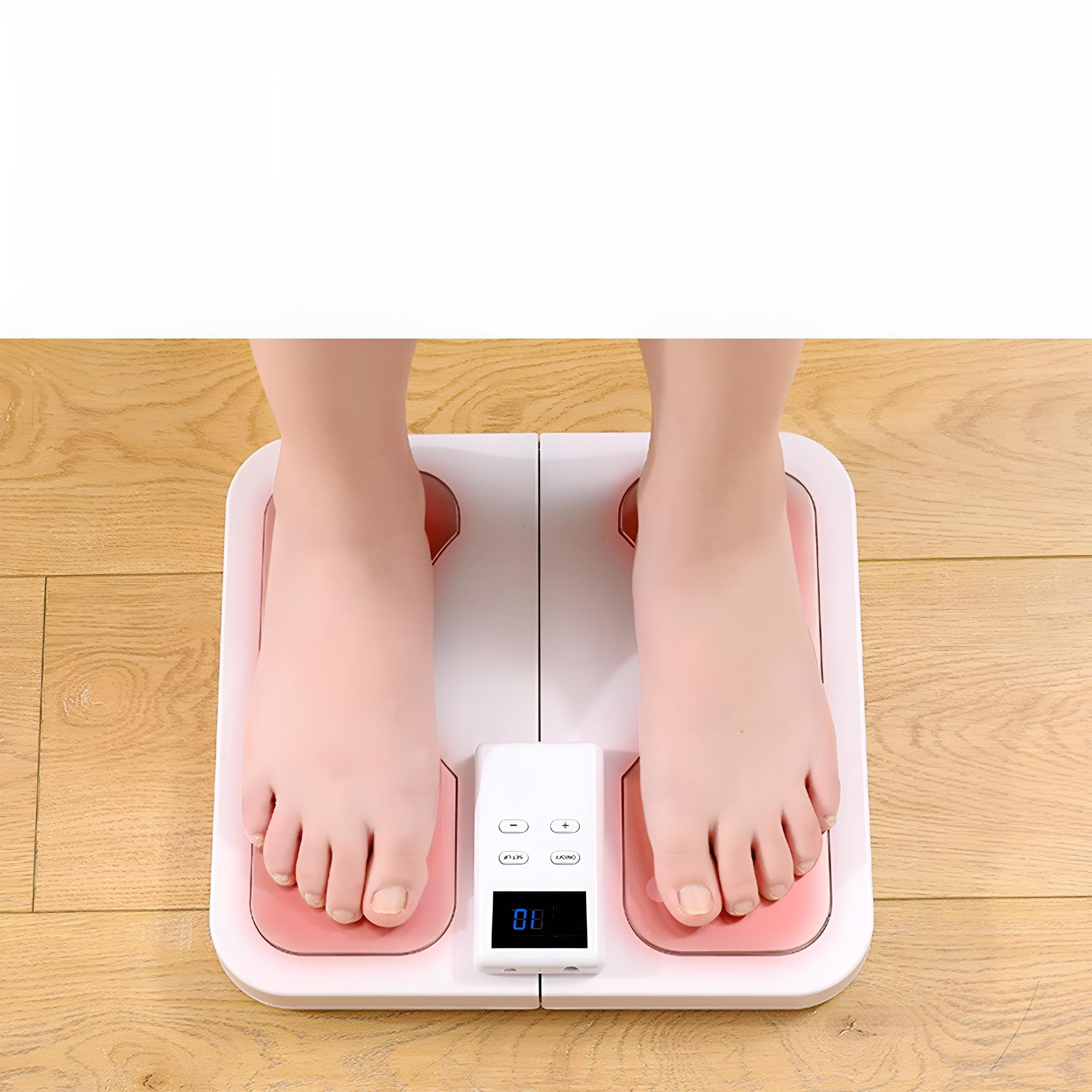 Füße einer Person auf einer weißen und rosa Smart-Waage, mit digitaler Anzeige des Messwerts.