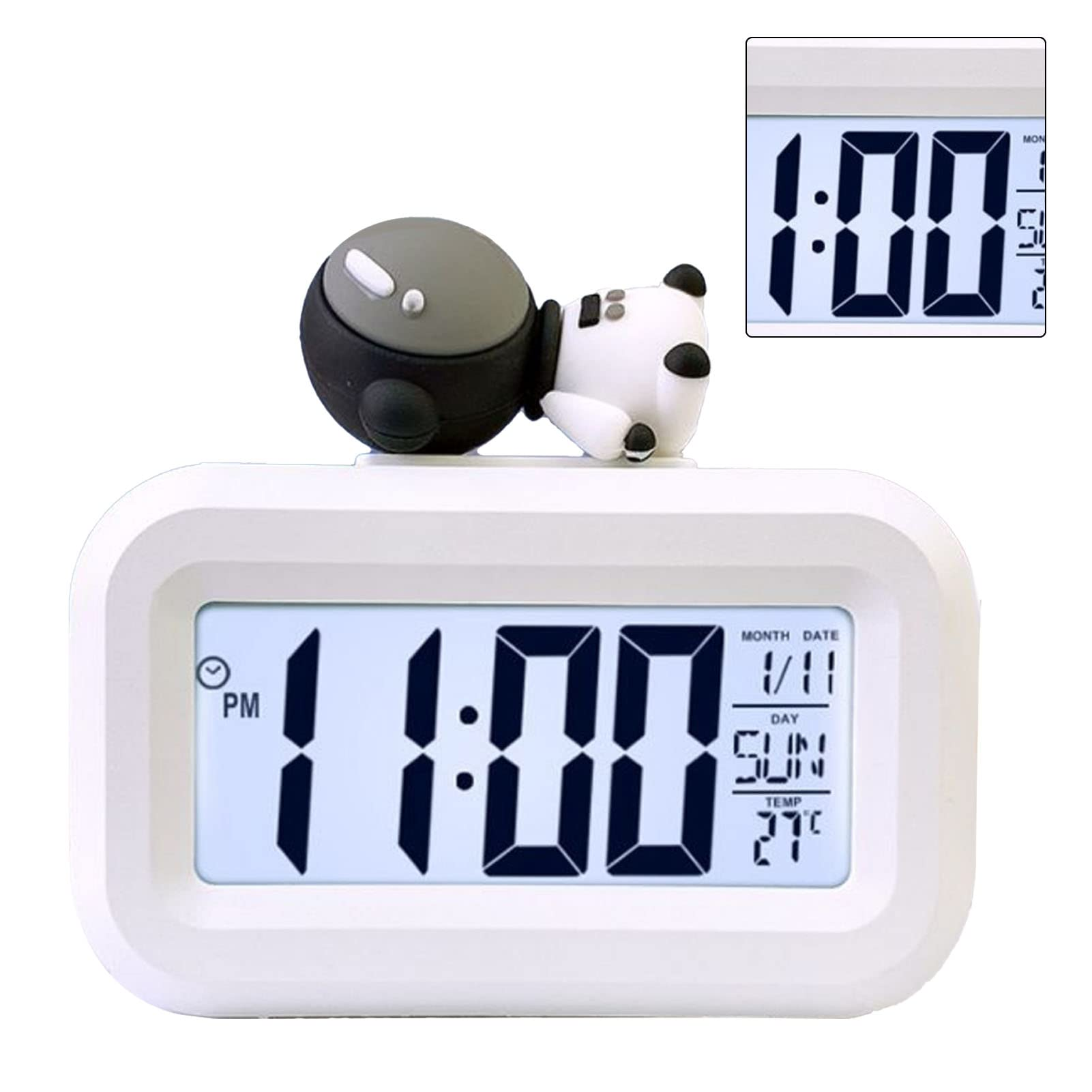 Weißer Digitalwecker mit Panda-Figur. Die Uhr zeigt 23:00, Datum, Tag und Temperatur an.