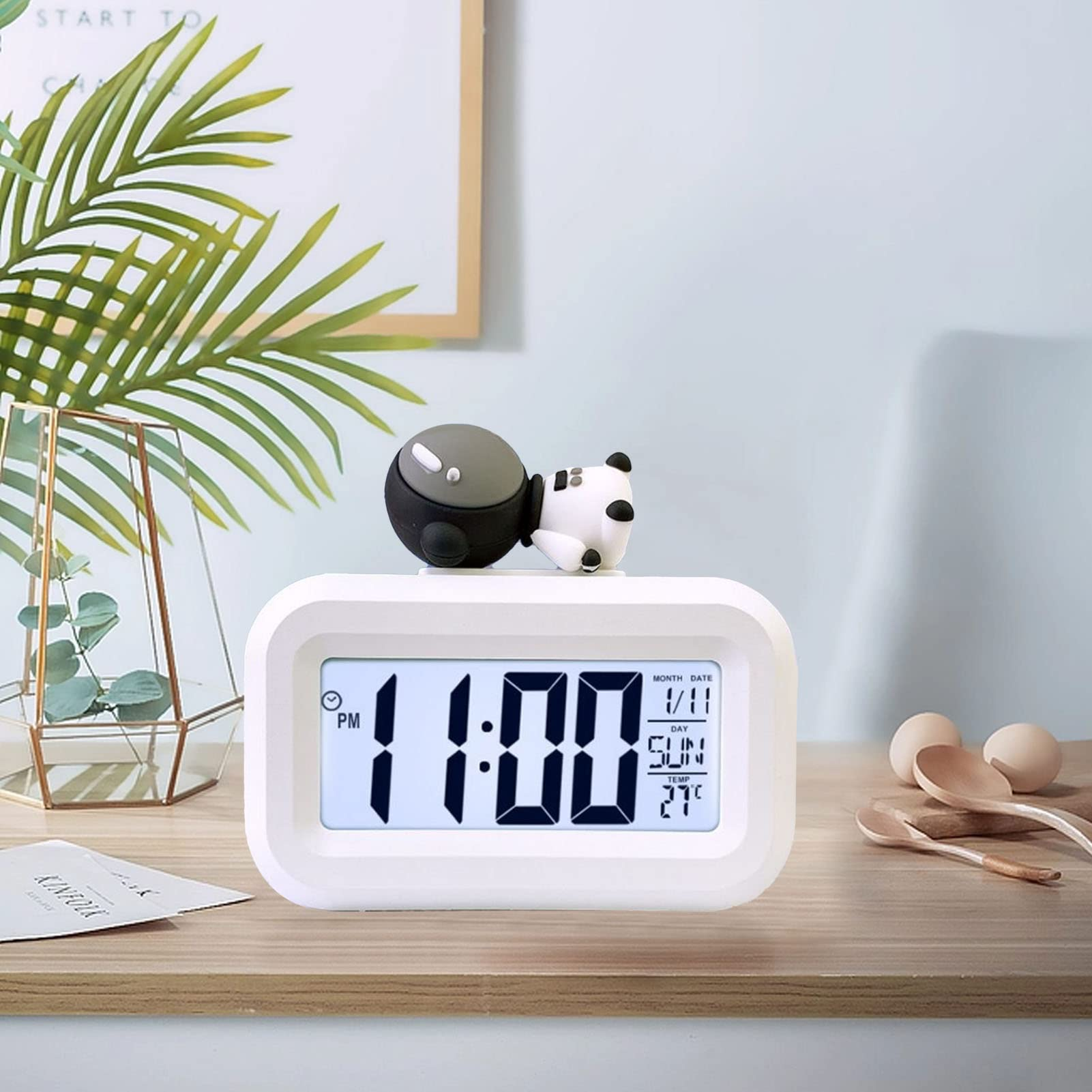 Digitaler Wecker mit Panda oben. Die Uhr zeigt 23:00, Datum, Tag und Temperatur an.