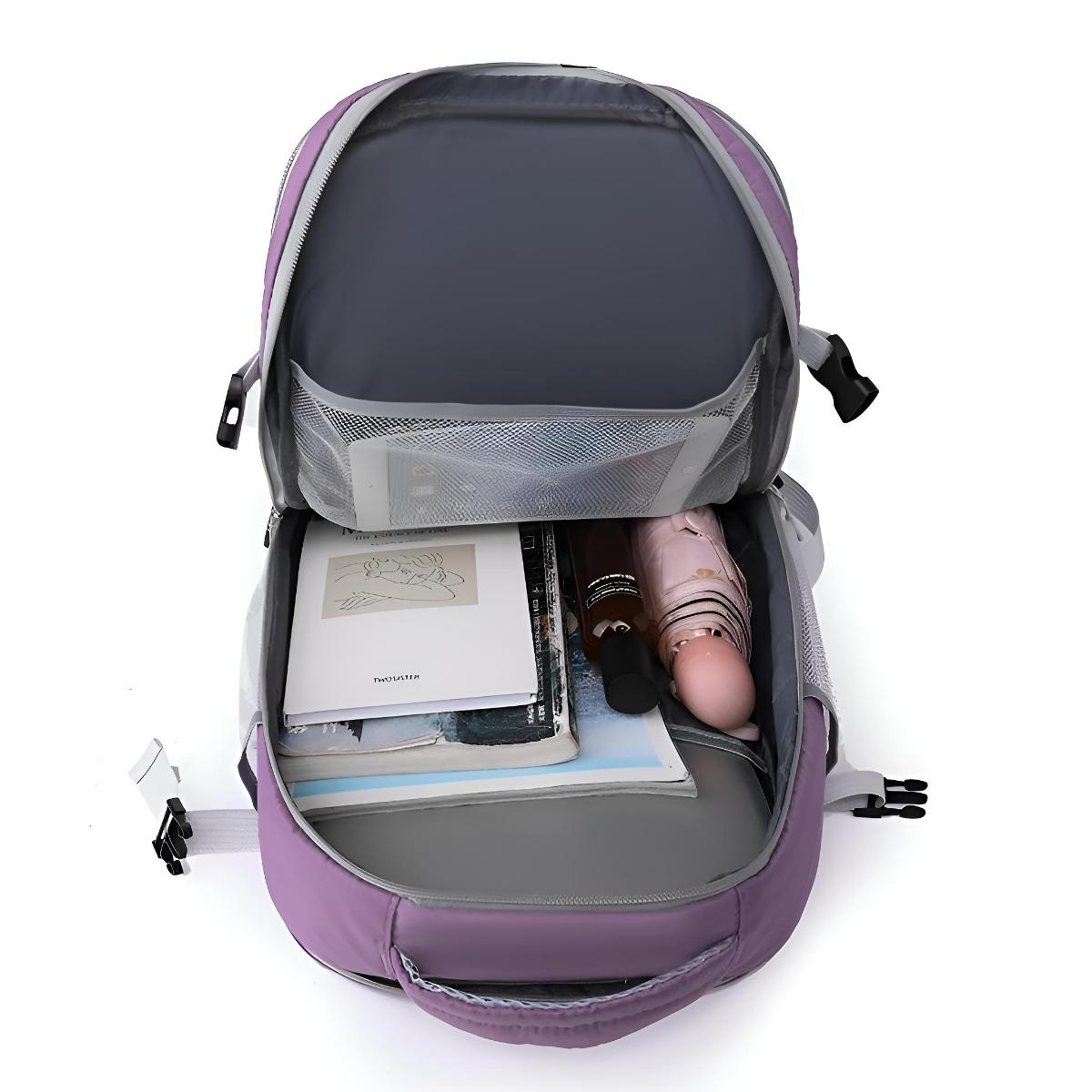 Ein offener lila Rucksack mit Gegenständen: Bücher, Regenschirm und Flasche. Der Hintergrund ist weiß.