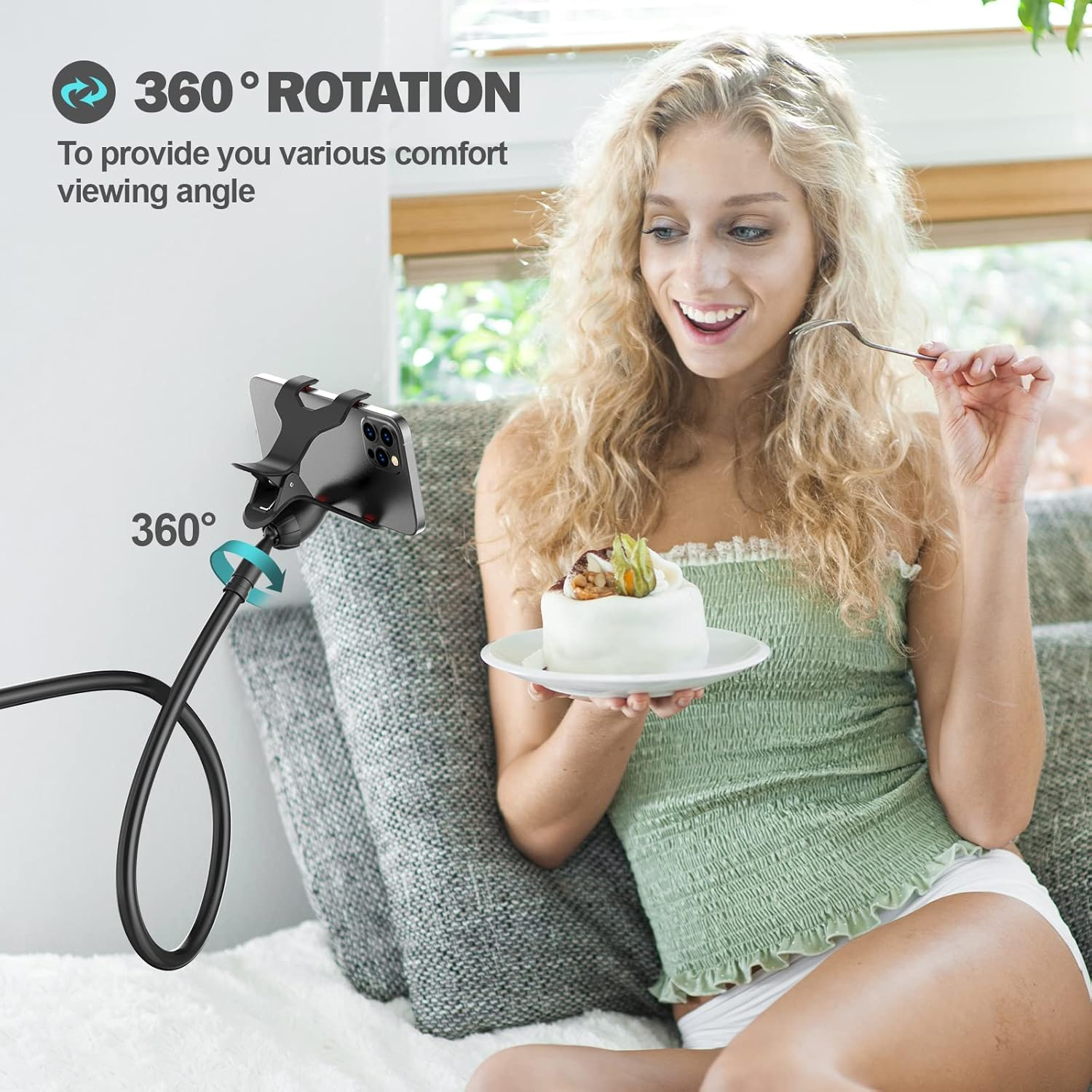 Eine Frau benutzt einen flexiblen Telefonhalter, während sie Kuchen isst.