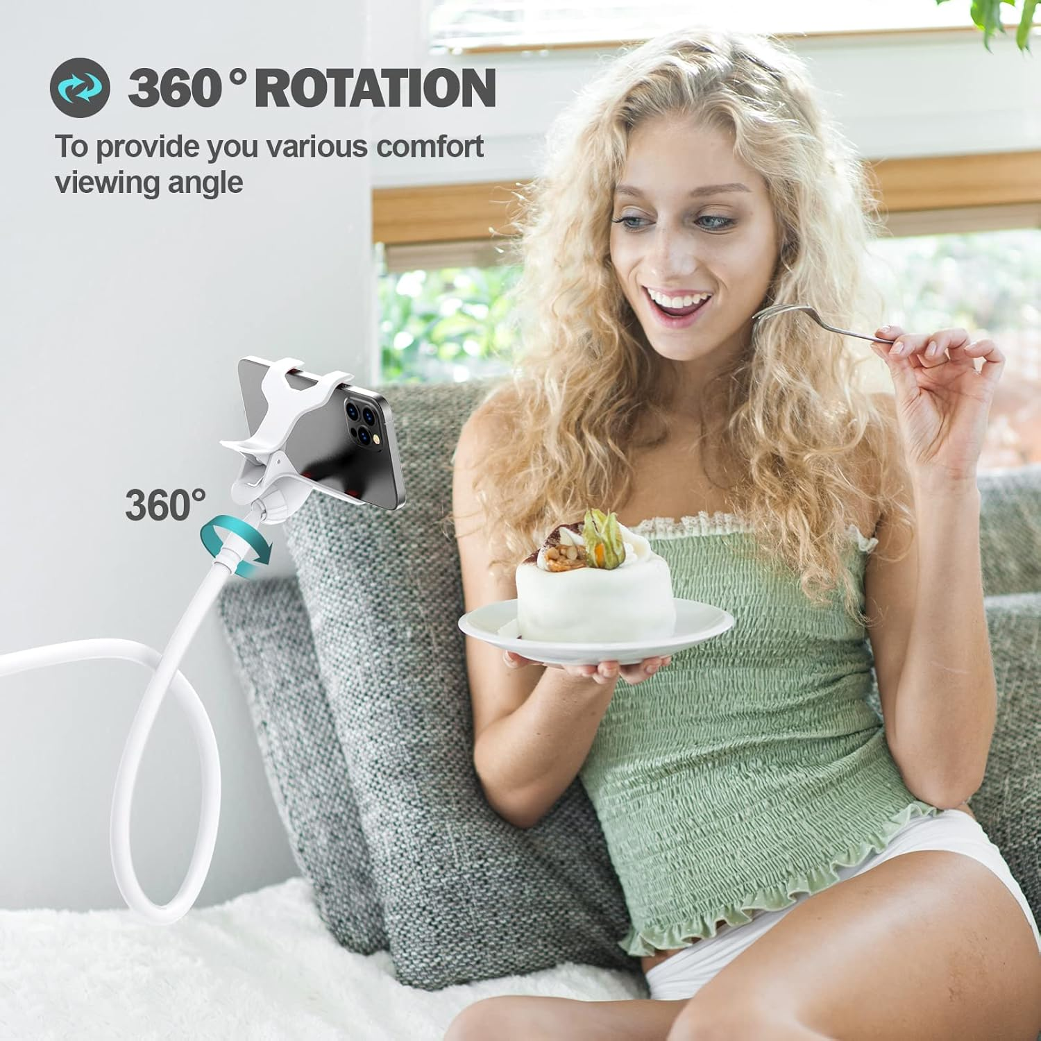 Frau auf Couch mit Telefonhalter, hält Kuchen. Text: 360° Drehung für komfortables Betrachten.