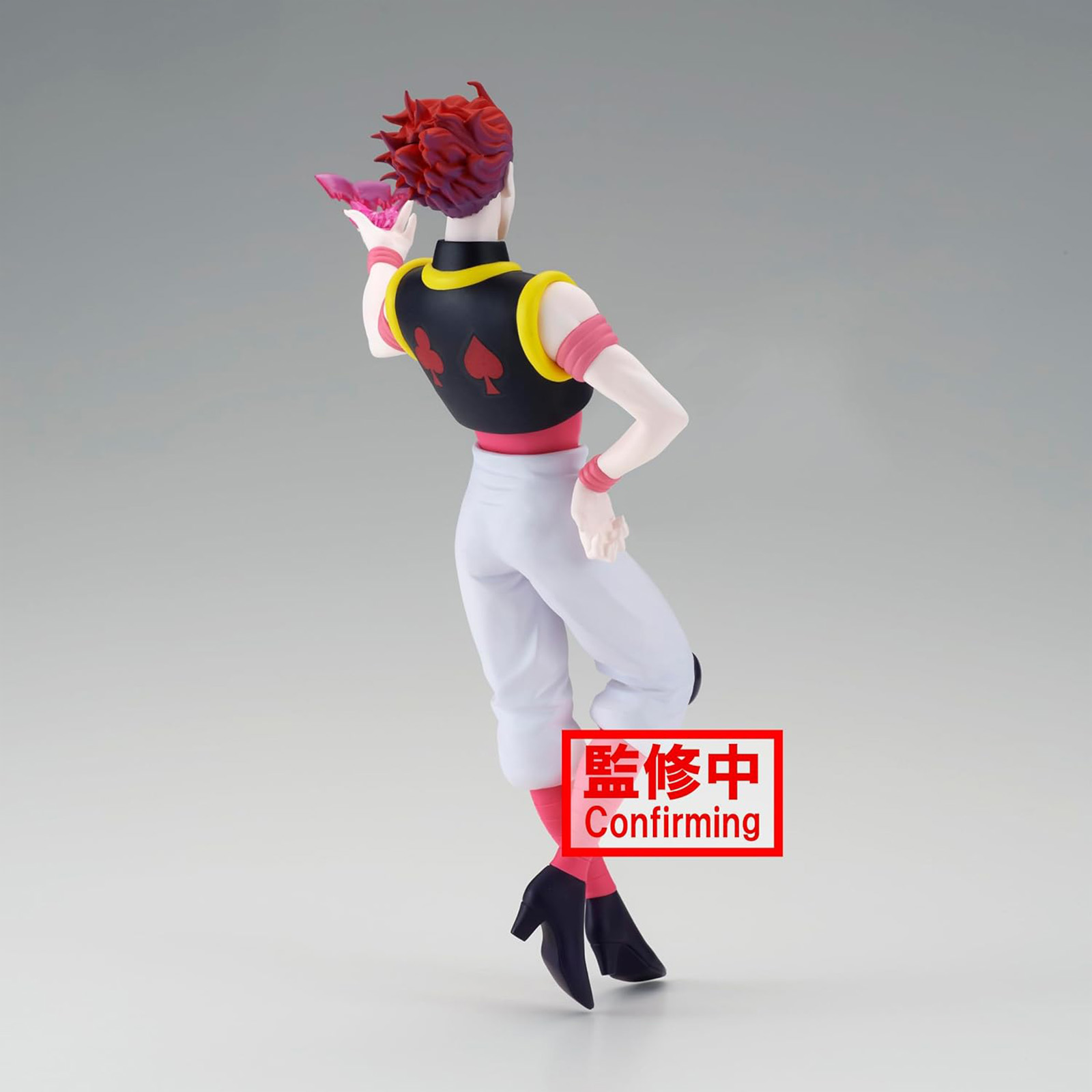 Eine Figur einer Person mit roten Haaren in einer dynamischen Pose. Auf dem Sockel befindet sich ein bestätigendes Etikett.