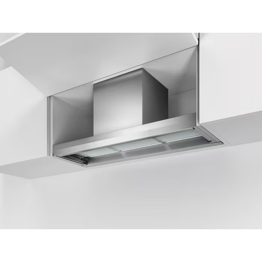 Cappa in acciaio inox installata in una cucina bianca con luci visibili.
