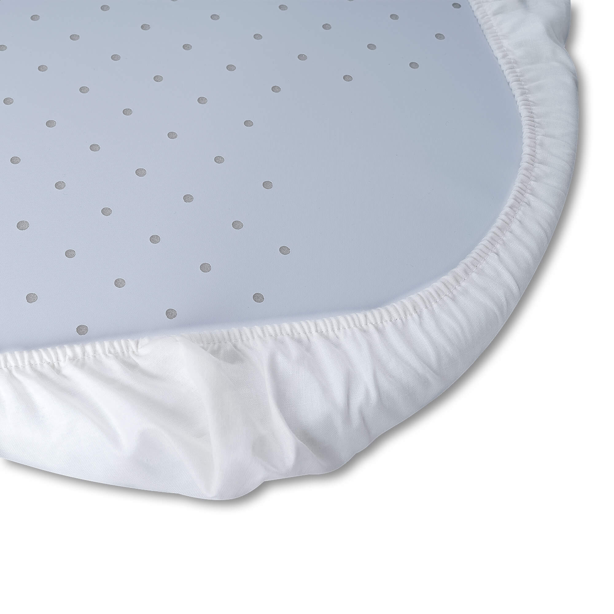 Una sábana bajera blanca con pequeños lunares grises. El borde es elástico.