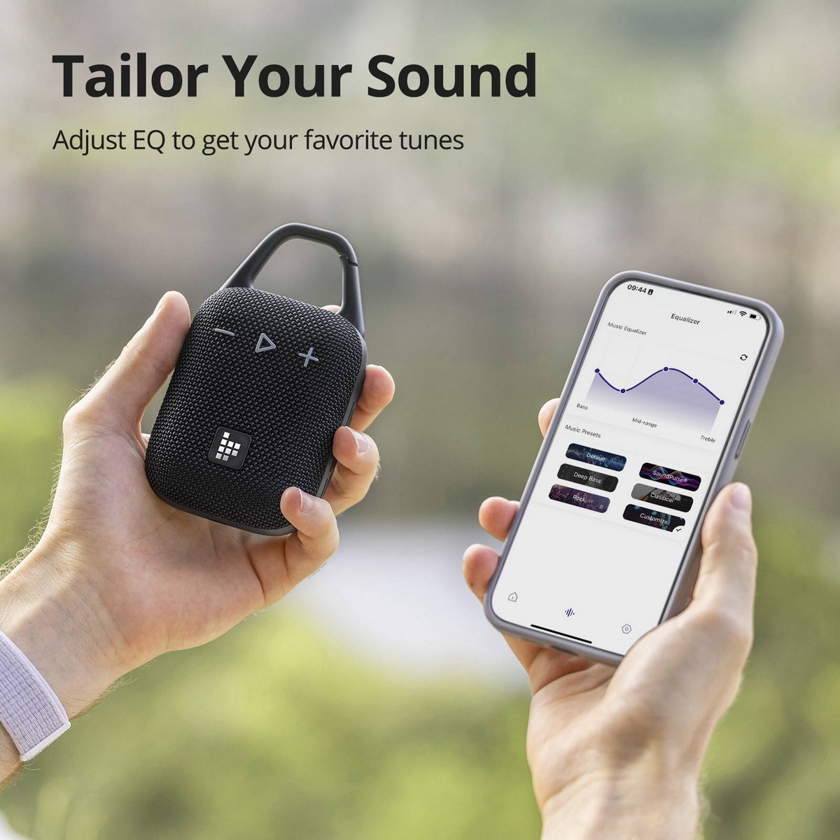 Person hält einen schwarzen Lautsprecher und ein Telefon mit EQ-App. Der Text 'Tailor Your Sound' ist vorhanden.