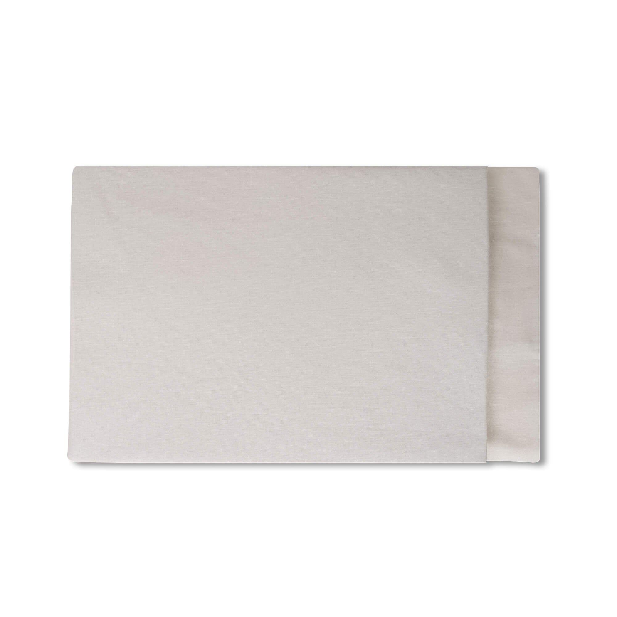 Una sábana blanca doblada, mostrada sobre un fondo blanco. La sábana está doblada cuidadosamente.