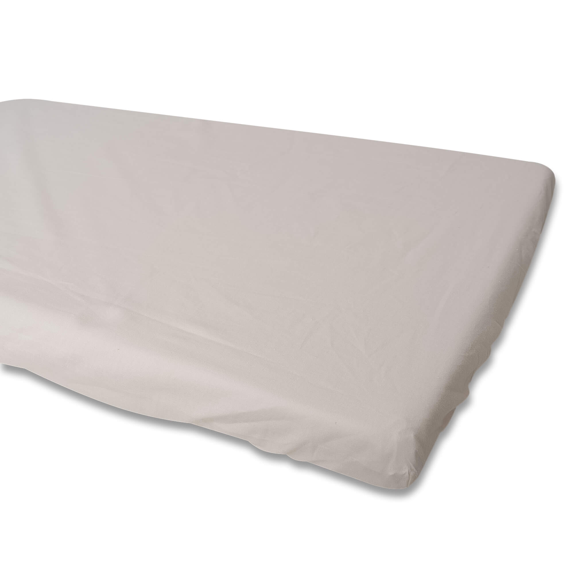 Una sábana bajera de color beige claro sobre un fondo blanco.