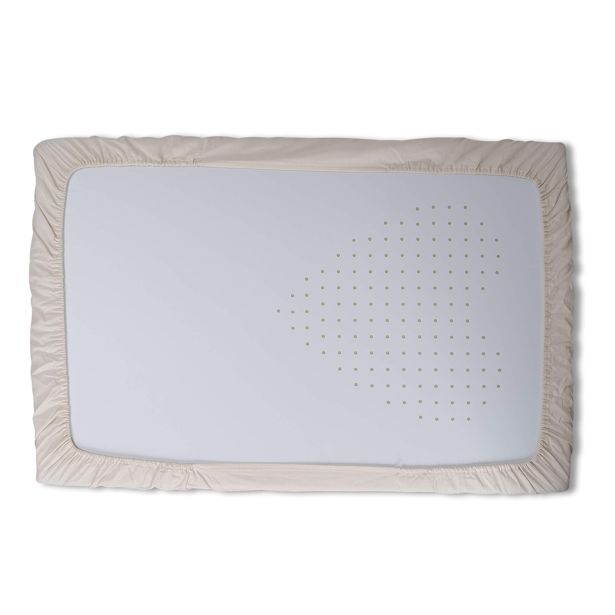 Sábana bajera beige sobre superficie blanca. La sábana tiene un diseño. Fondo blanco.