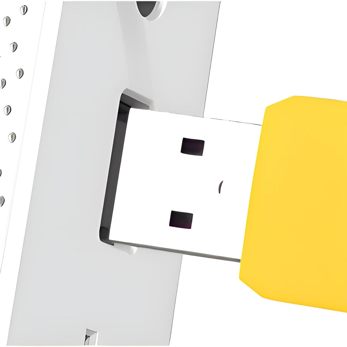 Nahaufnahme eines weißen USB-Anschlusses mit einem gelben USB-Stick.