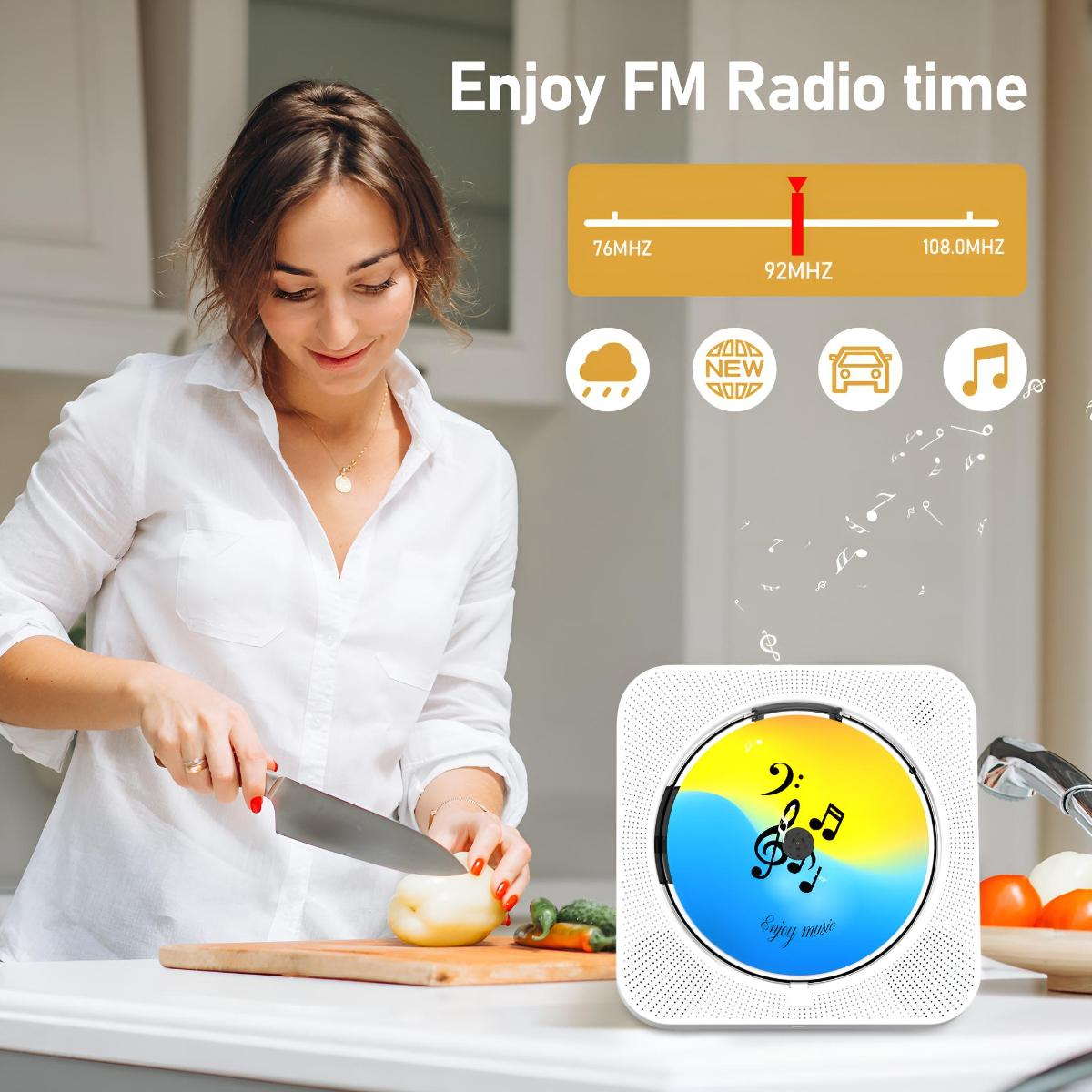 Frau schneidet Essen neben einem CD-Player mit FM-Radio-Grafik und Noten.