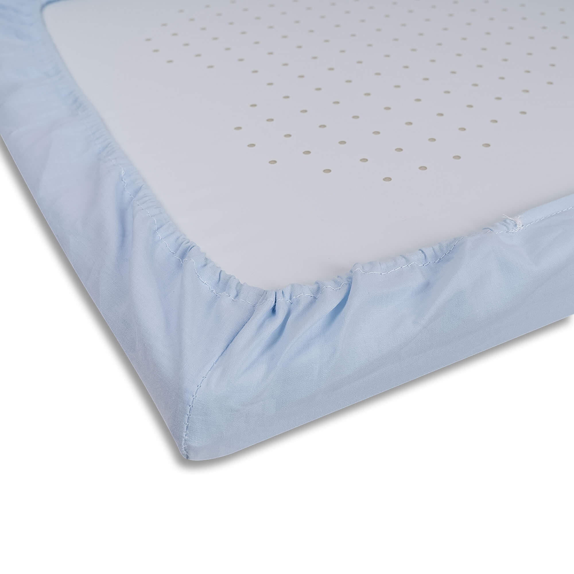 Una sábana bajera blanca con borde azul. La sábana está sobre una superficie blanca. El borde es visible.