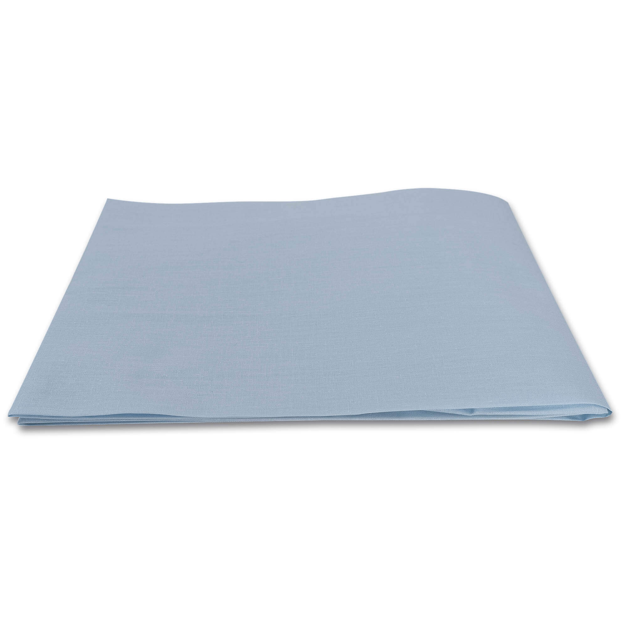 Una sábana azul claro doblada cuidadosamente. La sábana está sobre un fondo blanco y está doblada.