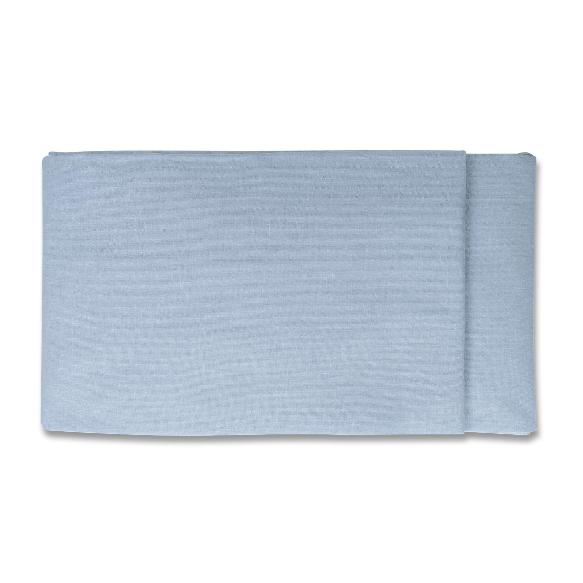 Funda de almohada azul claro, doblada por la mitad. La tela tiene un aspecto ligeramente texturizado.