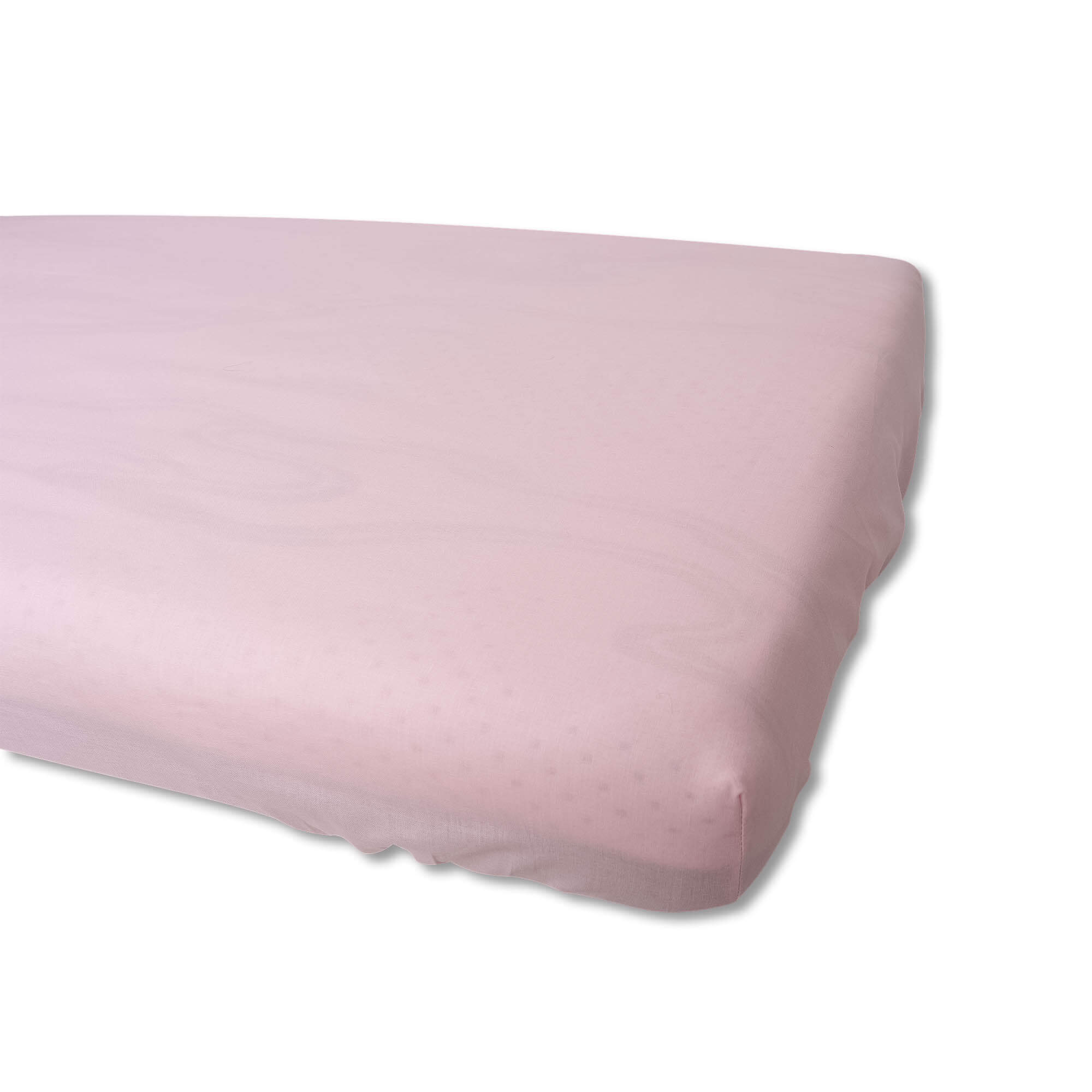 Una sábana bajera rosa claro sobre un fondo blanco. Está doblada y tiene pequeños detalles punteados en la superficie.