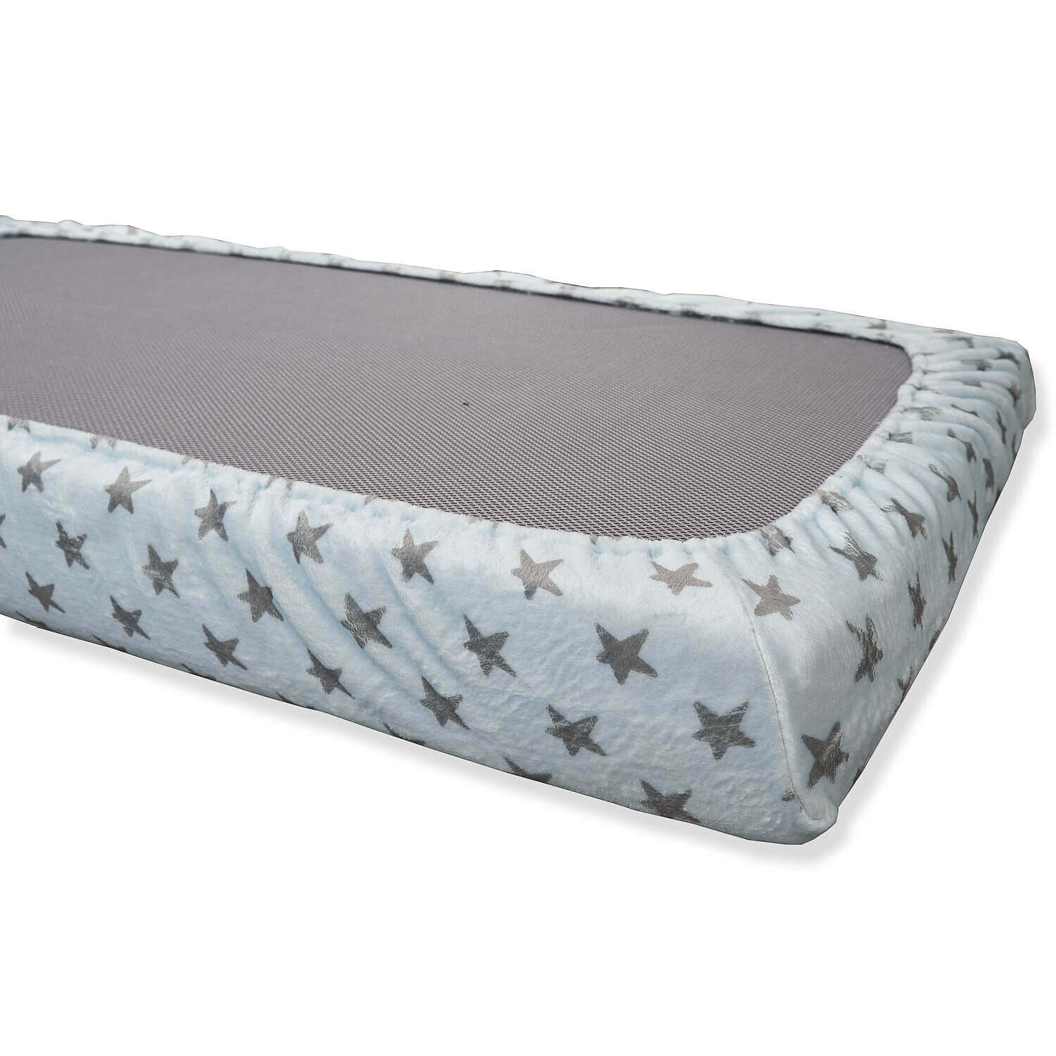 Sábana de cuna azul con patrón de estrellas. Vista de esquina, fondo blanco.