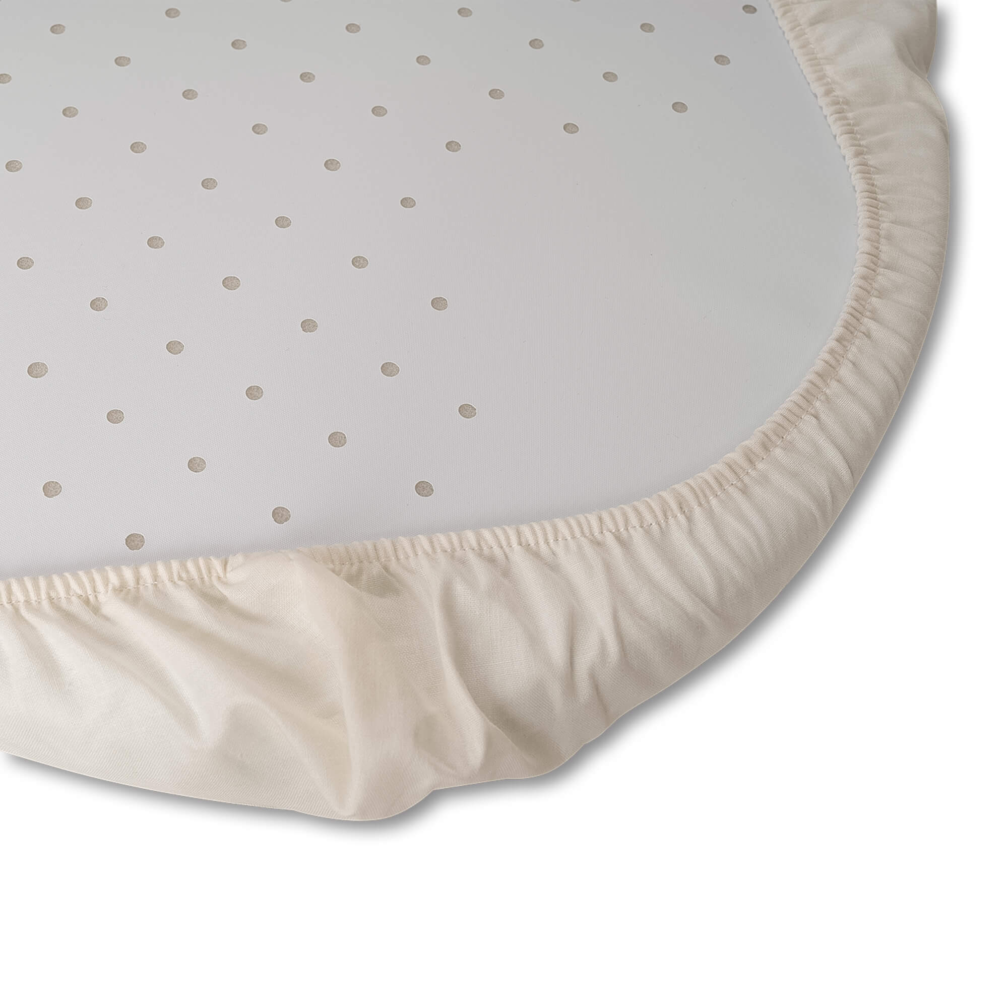 Sábana bajera color crema con pequeños lunares beige sobre fondo blanco.