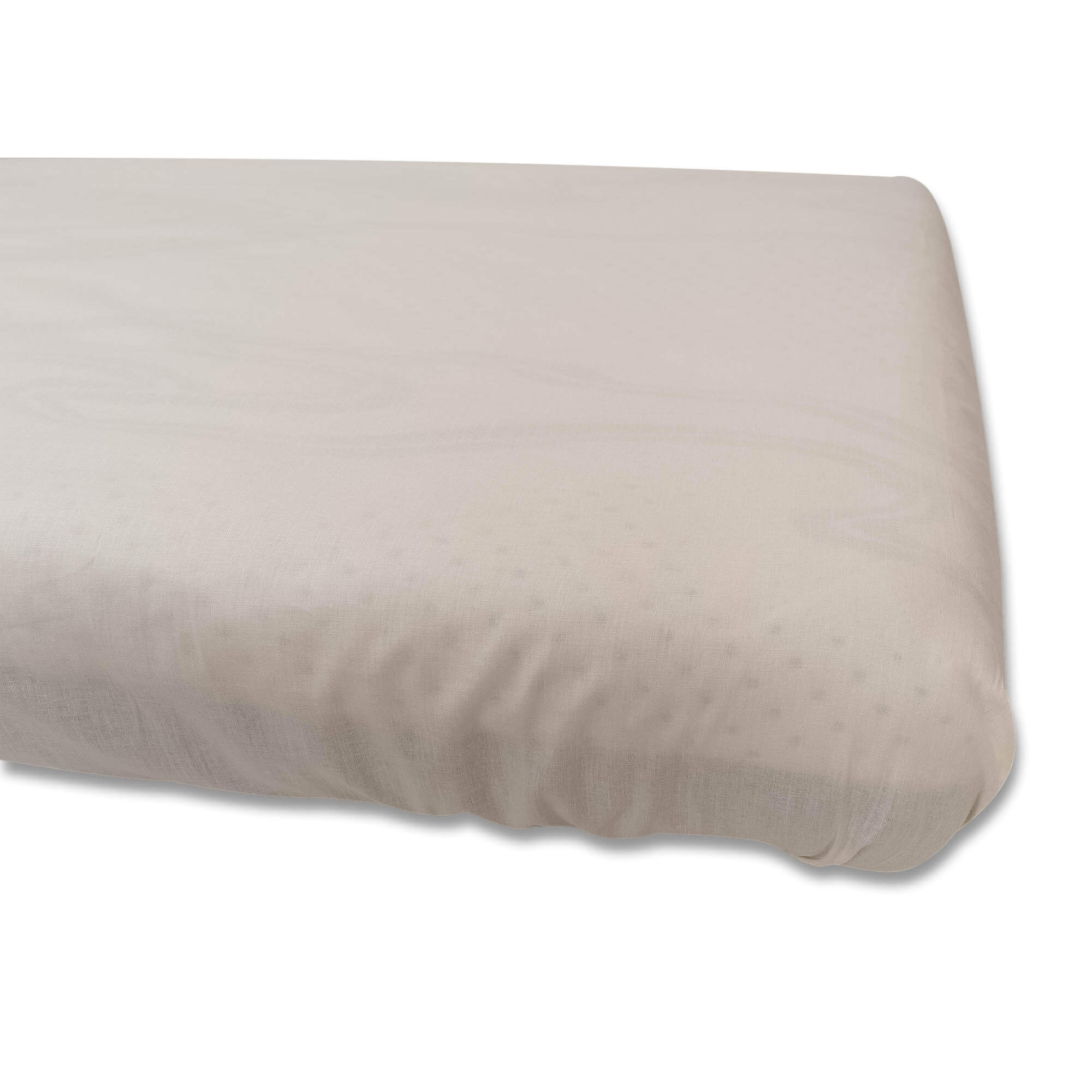 Sábana beige con puntos sobre fondo blanco. Primer plano.