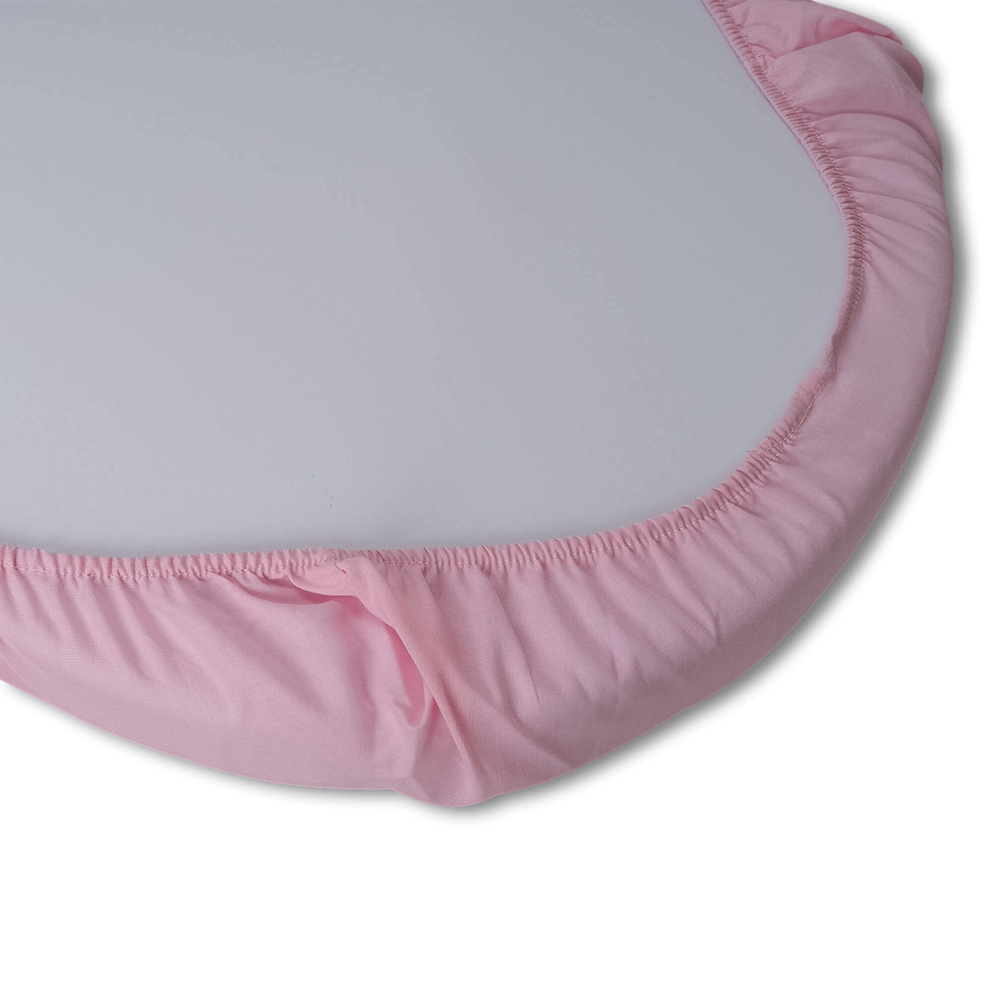 Sábana bajera rosa con bordes fruncidos, sobre fondo blanco. Toma cercana.