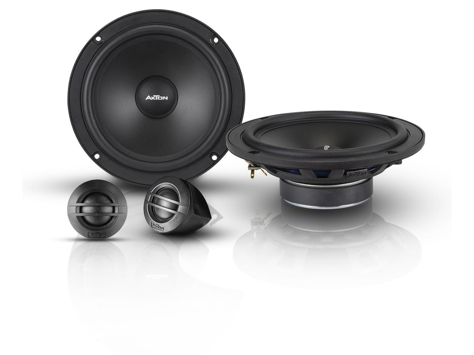 Zwei schwarze Autolautsprecher und zwei kleine schwarze Lautsprecher auf Weiß. Für Audio.