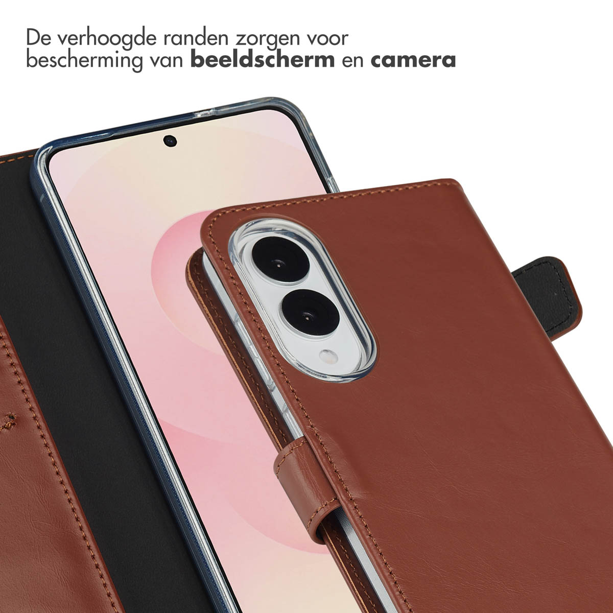 Een smartphone met een doorzichtige hoes in een bruine leren portemonnee case.