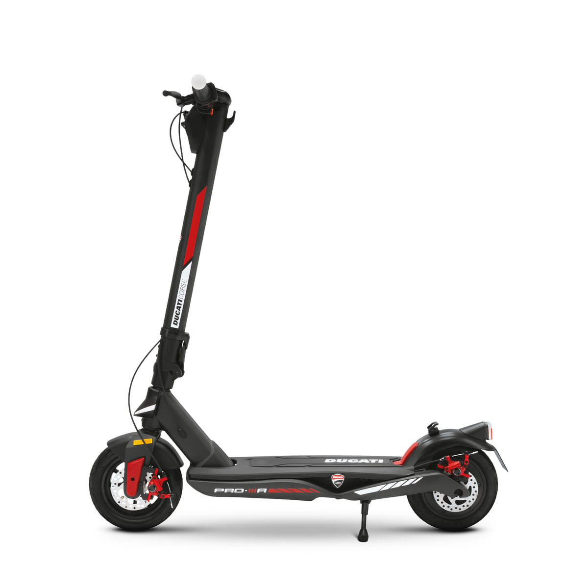 Scooter elettrico Ducati nero. Ha dettagli rossi e il logo Ducati. Lo sfondo è bianco.