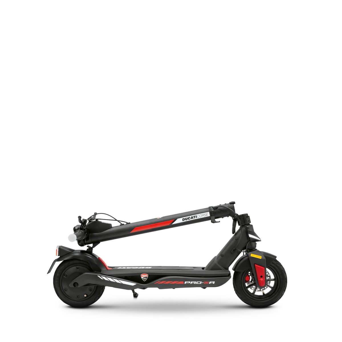 Un monopattino elettrico Ducati nero e rosso piegato. Lo sfondo è bianco.