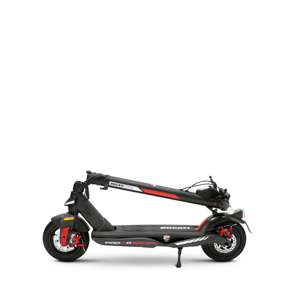 Scooter elettrico Ducati nero. È piegato. Ha dettagli rossi e il logo Ducati. Sfondo bianco.
