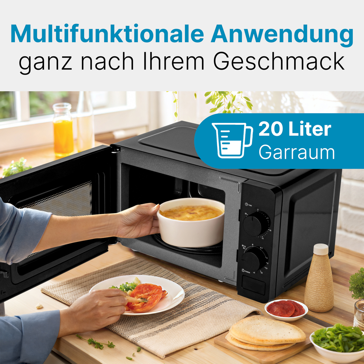 Czarna kuchenka mikrofalowa z daniem w środku. Osoba kładzie pomidora na talerzu.