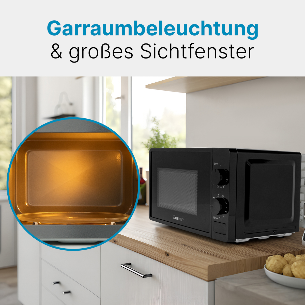 Czarna kuchenka mikrofalowa na blacie, z bliskim ujęciem otwartych drzwi. Wnętrze jest jasne.