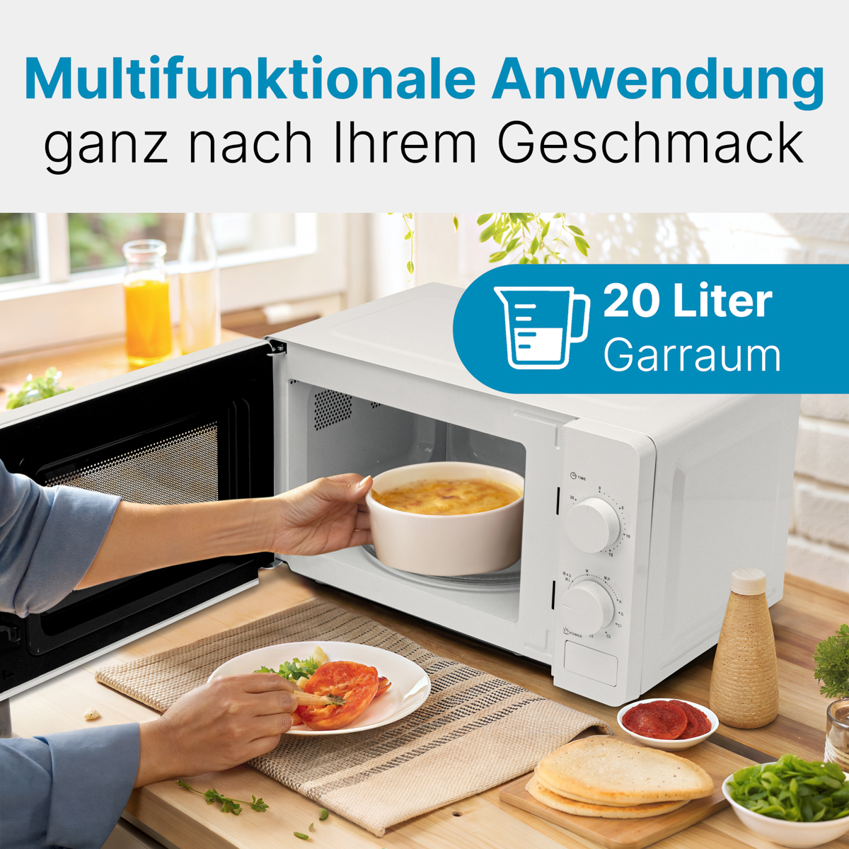 Kuchenka mikrofalowa z białą obudową. Osoba wkłada miskę z jedzeniem do środka.