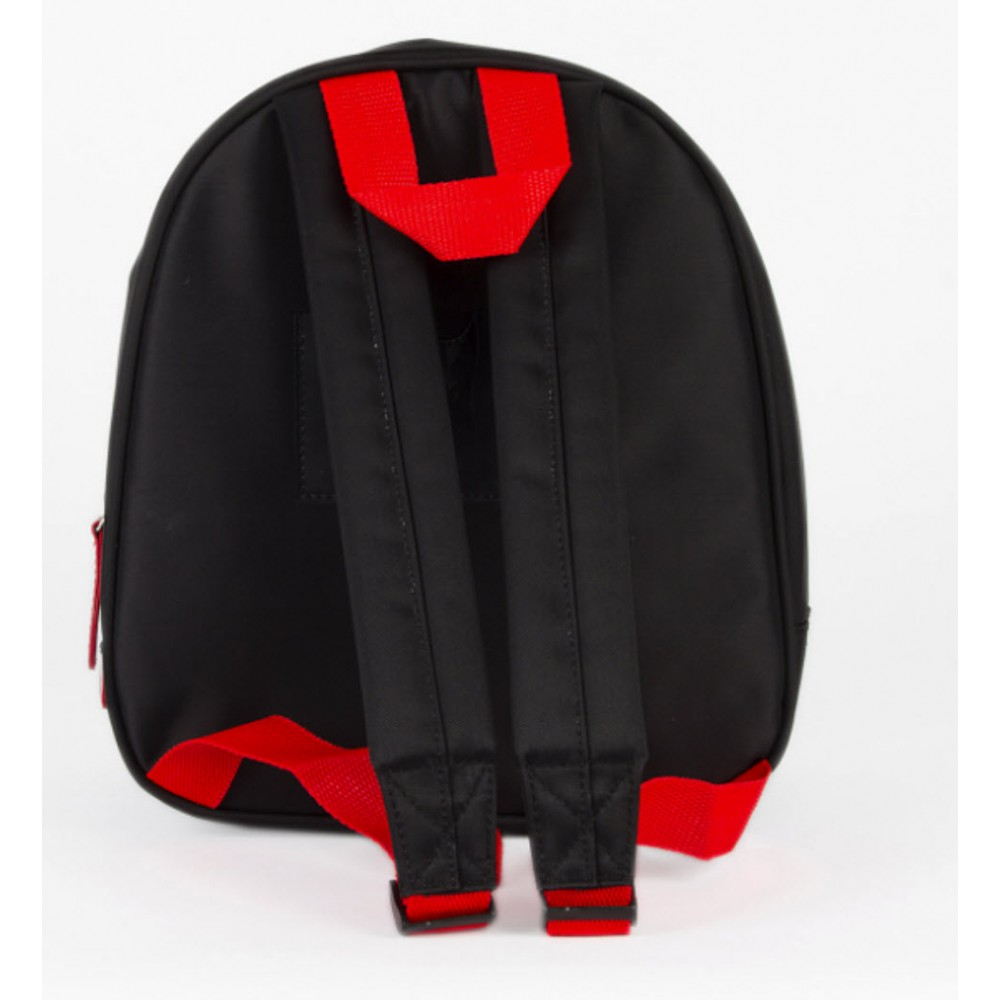 Mochila negra con correas rojas. Tiene dos correas para los hombros y una cremallera. Fondo blanco.