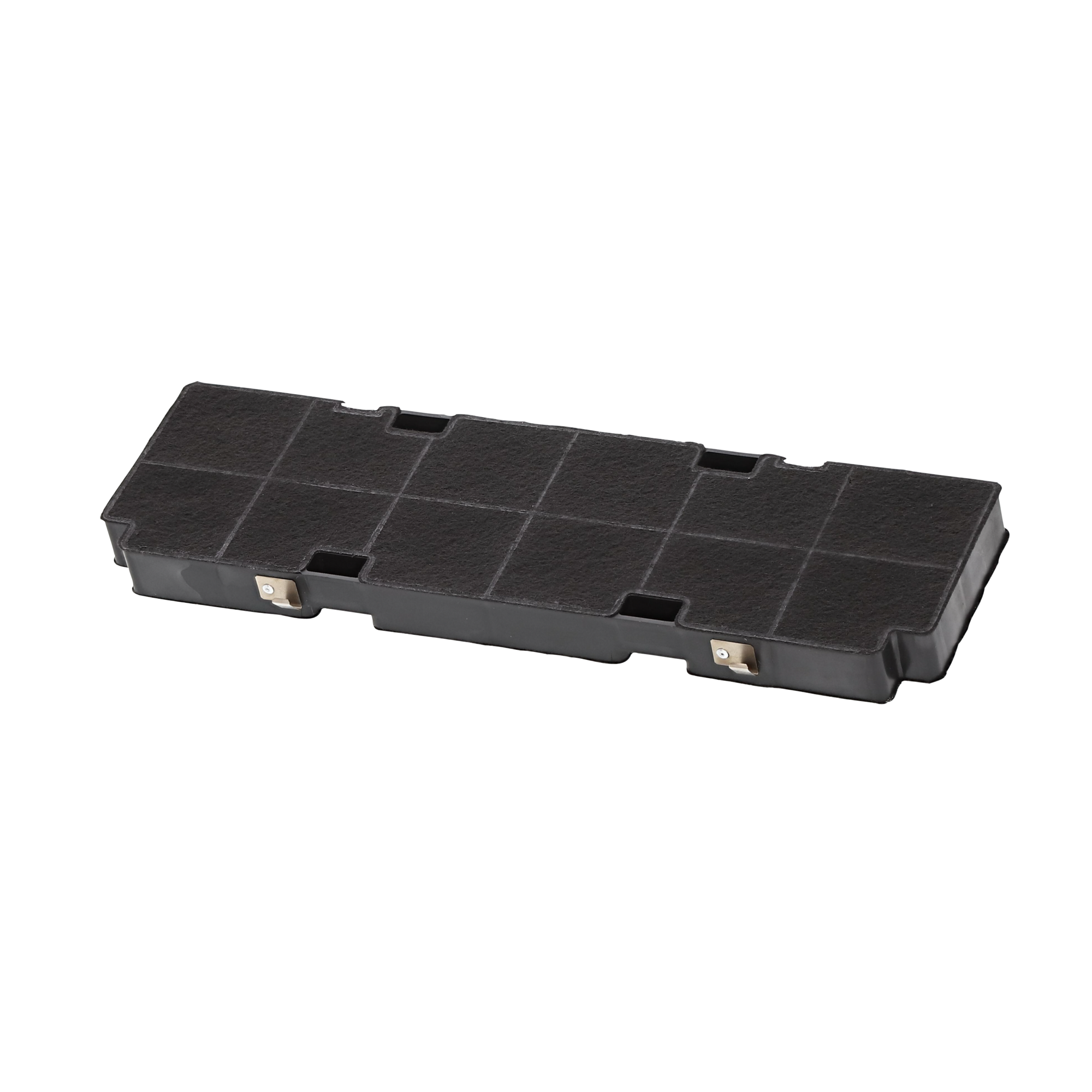 Filtro de carbón negro rectangular con clips metálicos sobre fondo negro. Textura de rejilla visible.