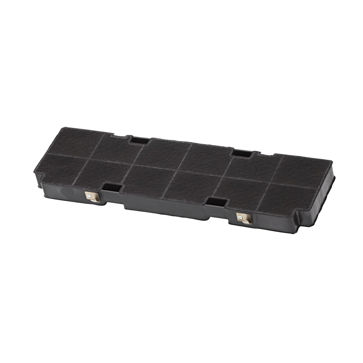 Filtro de carbón rectangular negro sobre un fondo negro. Se ven clips metálicos.