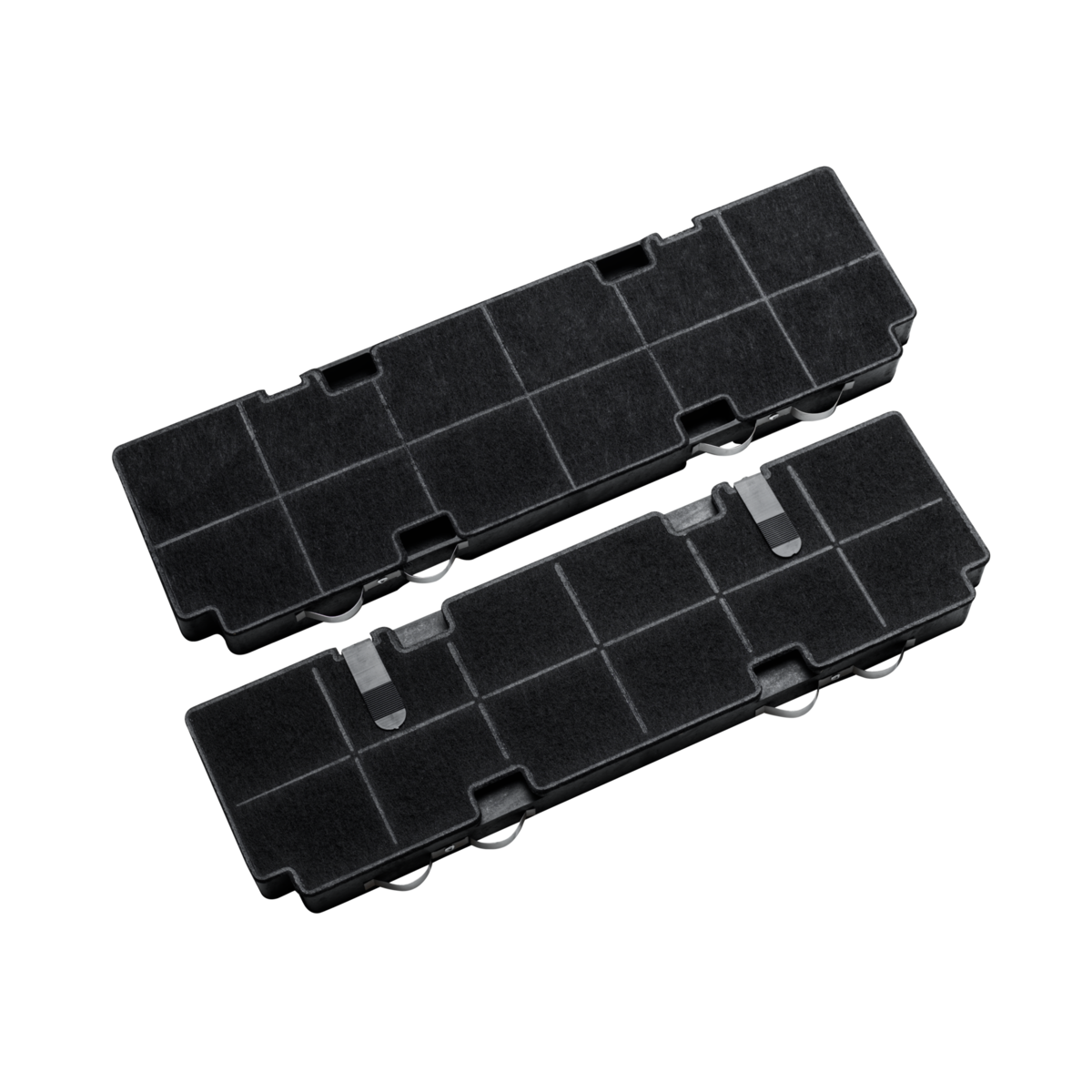 Dos filtros de carbón rectangulares negros sobre fondo negro. Se ven clips metálicos.