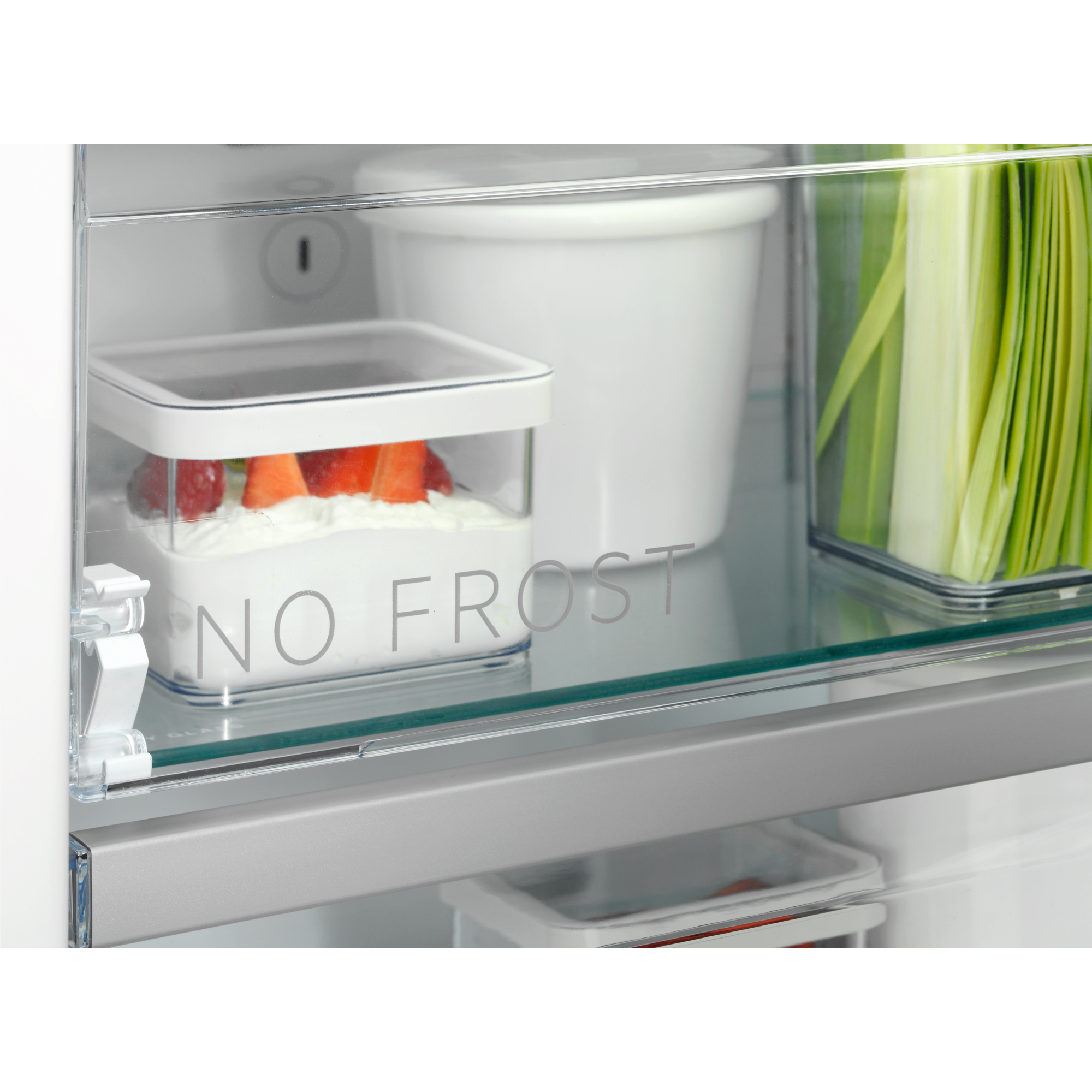 Interior de nevera con recipientes transparentes de comida, etiquetados 'NO FROST'.