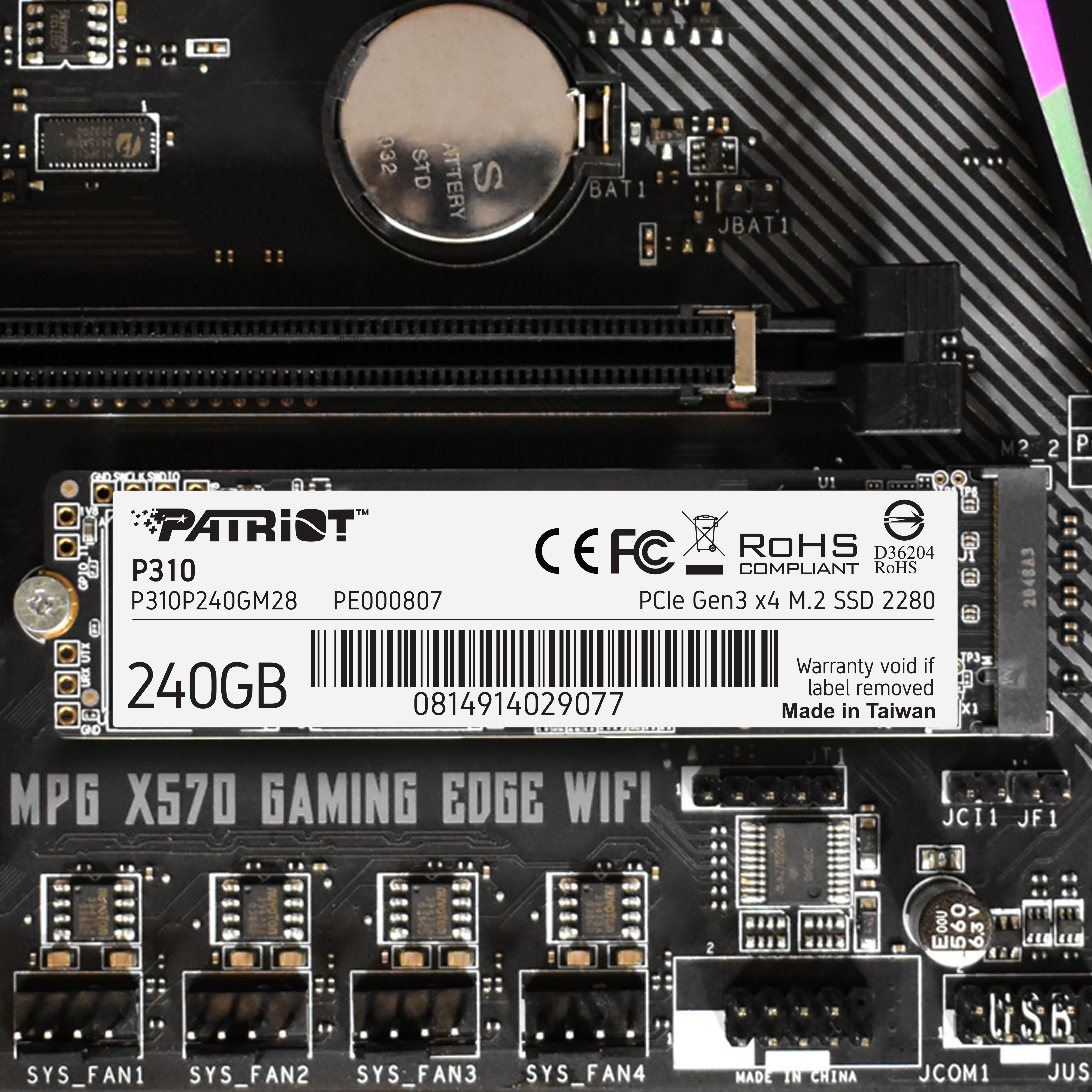 Dysk SSD Patriot zainstalowany na płycie głównej. Widoczna część tekstu: 240GB.