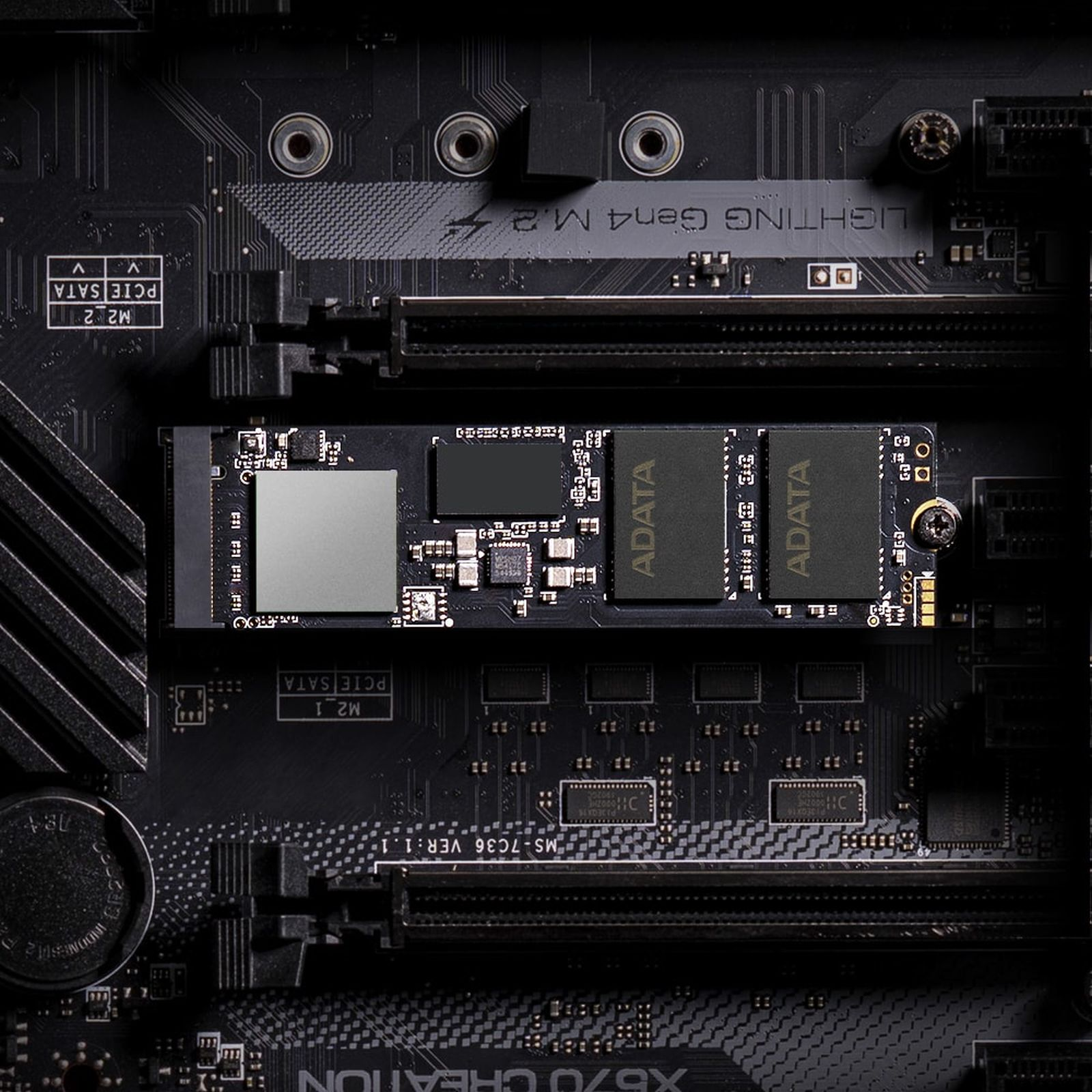 Scheda madre di computer nera con SSD installato. L'SSD è nero con 'ADATA' stampato sulla superficie.