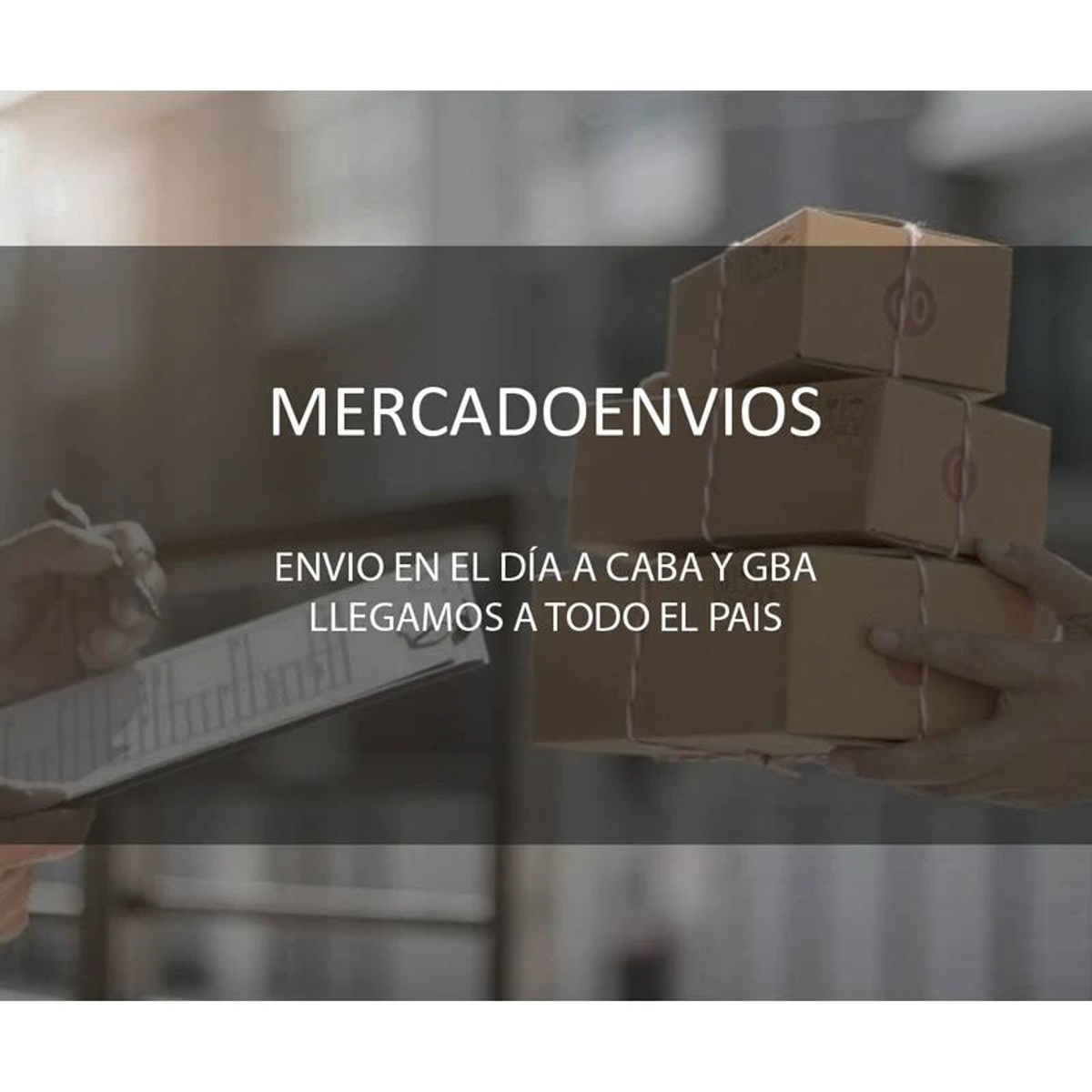 Pudełka z napisem 'MERCADOENVIOS' i osoba z notatnikiem.